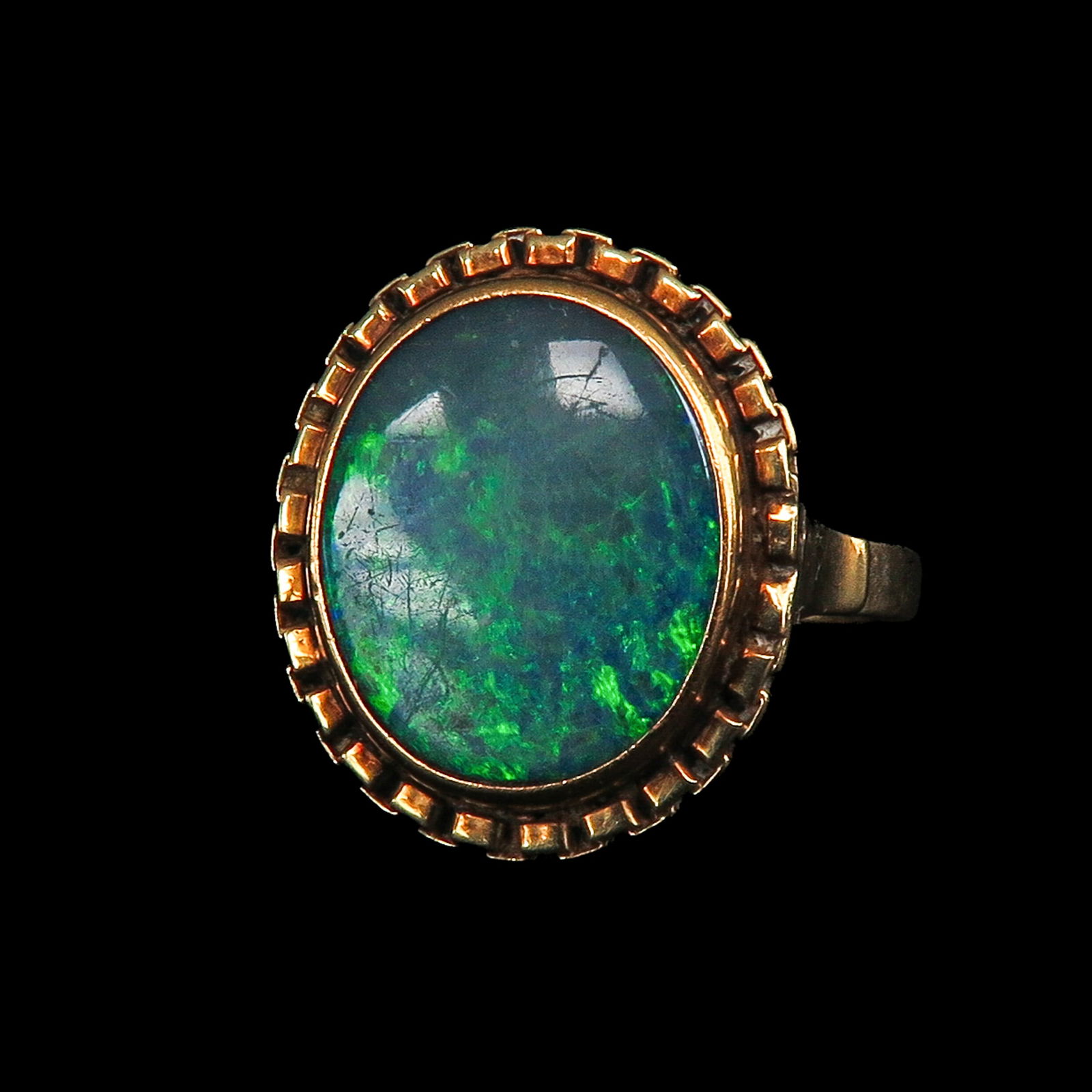 A 14KG Ladies Opal Ring: 14-karat gold, set with opal, ring size 17.5
