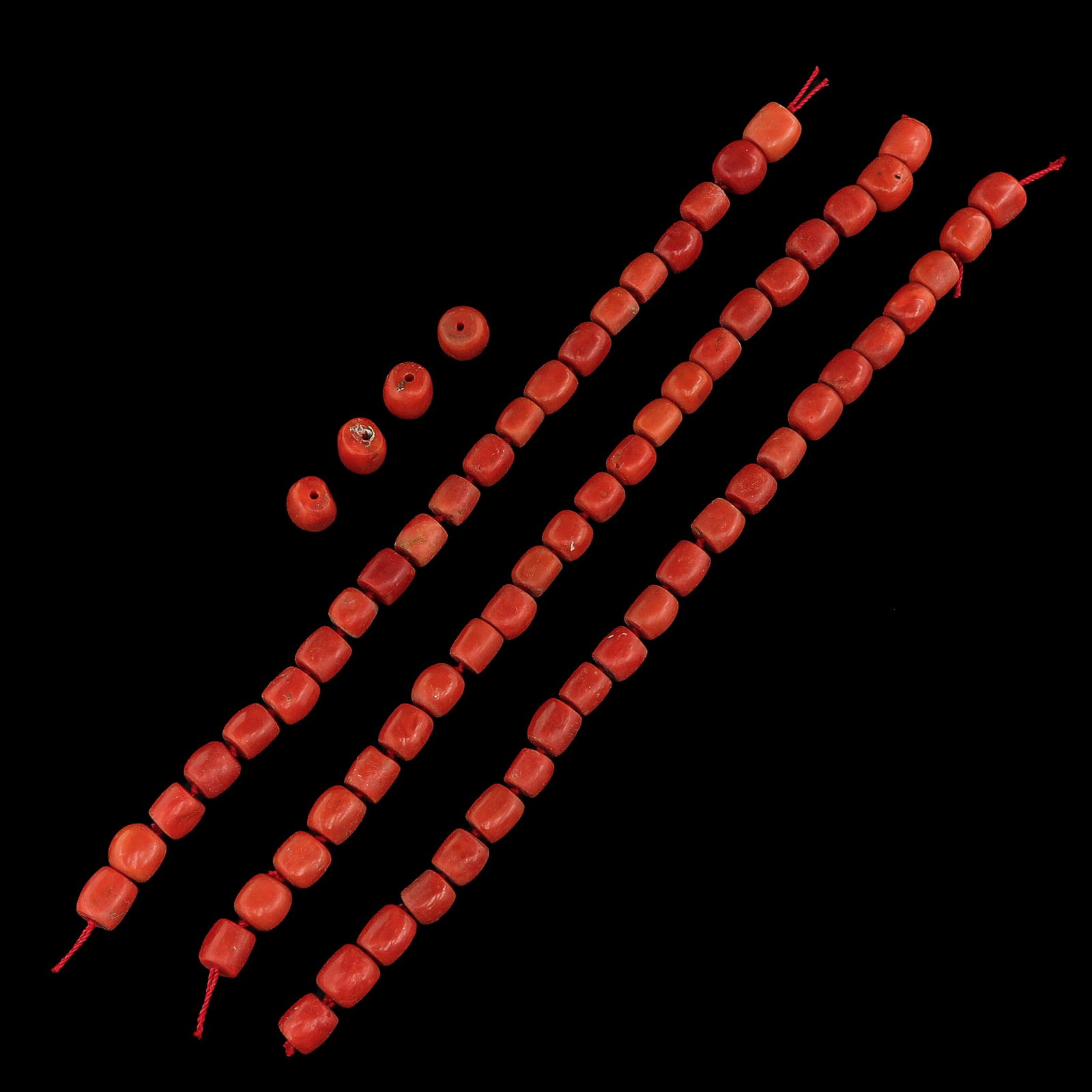 A Lot of Red Coral: Red coral, bead diameter 11-14 mm, total weight 196 grams