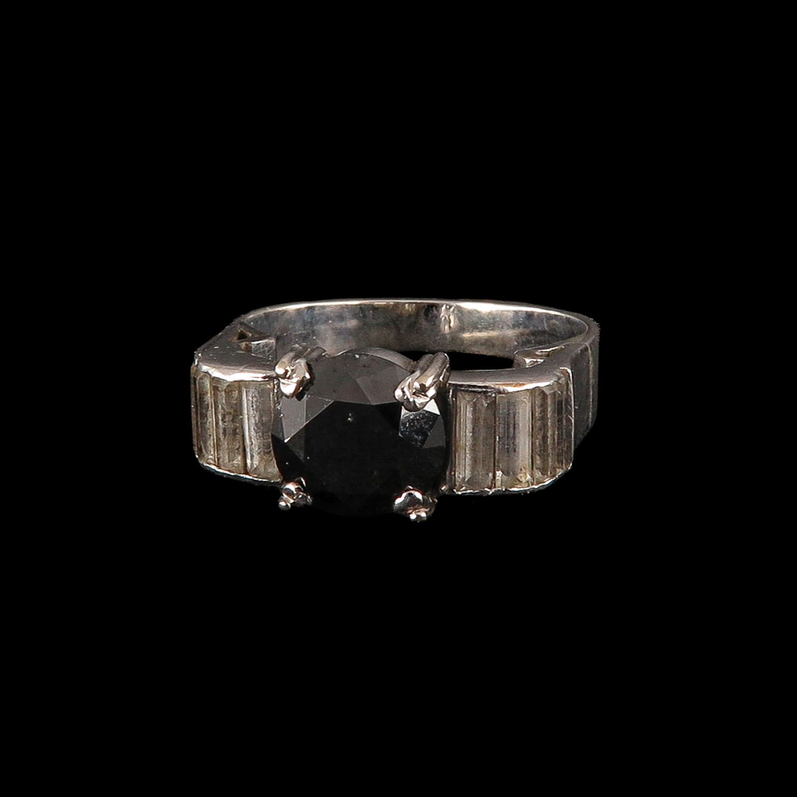 A 14KG Diamond and Black Diamond Ring: 14-karat gold, set with diamonds and a black diamond approx. 7 mm in diameter, ring size 16.5
