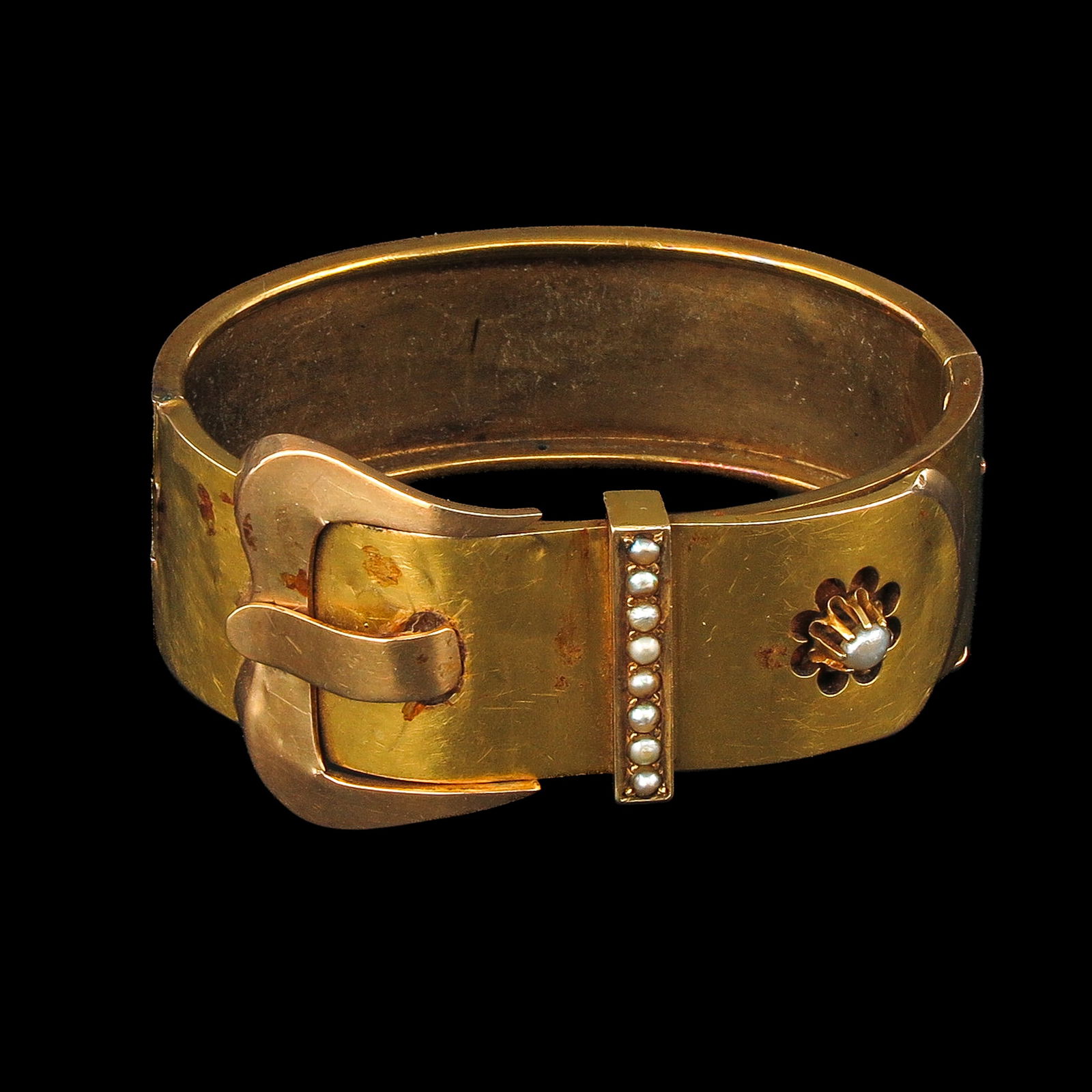 A Gold Bracelet: Gold, shaped like a belt and buckle, set with seed pearls, inner diameter 6 cm.