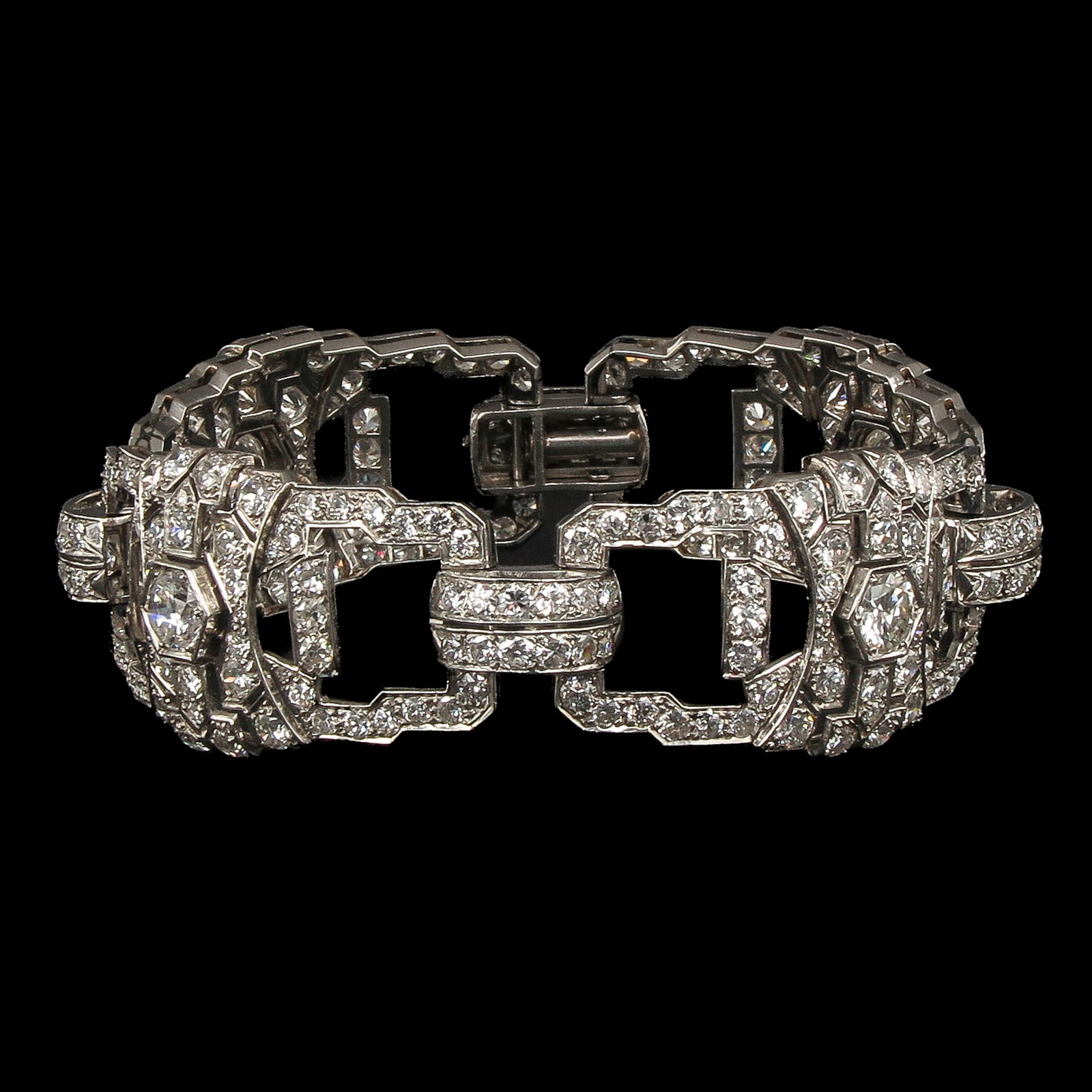 A 14KG Diamond Bracelet: 14 carat gold, richly set with diamonds, central diamonds approx. 4 mm, length 17 cm.
