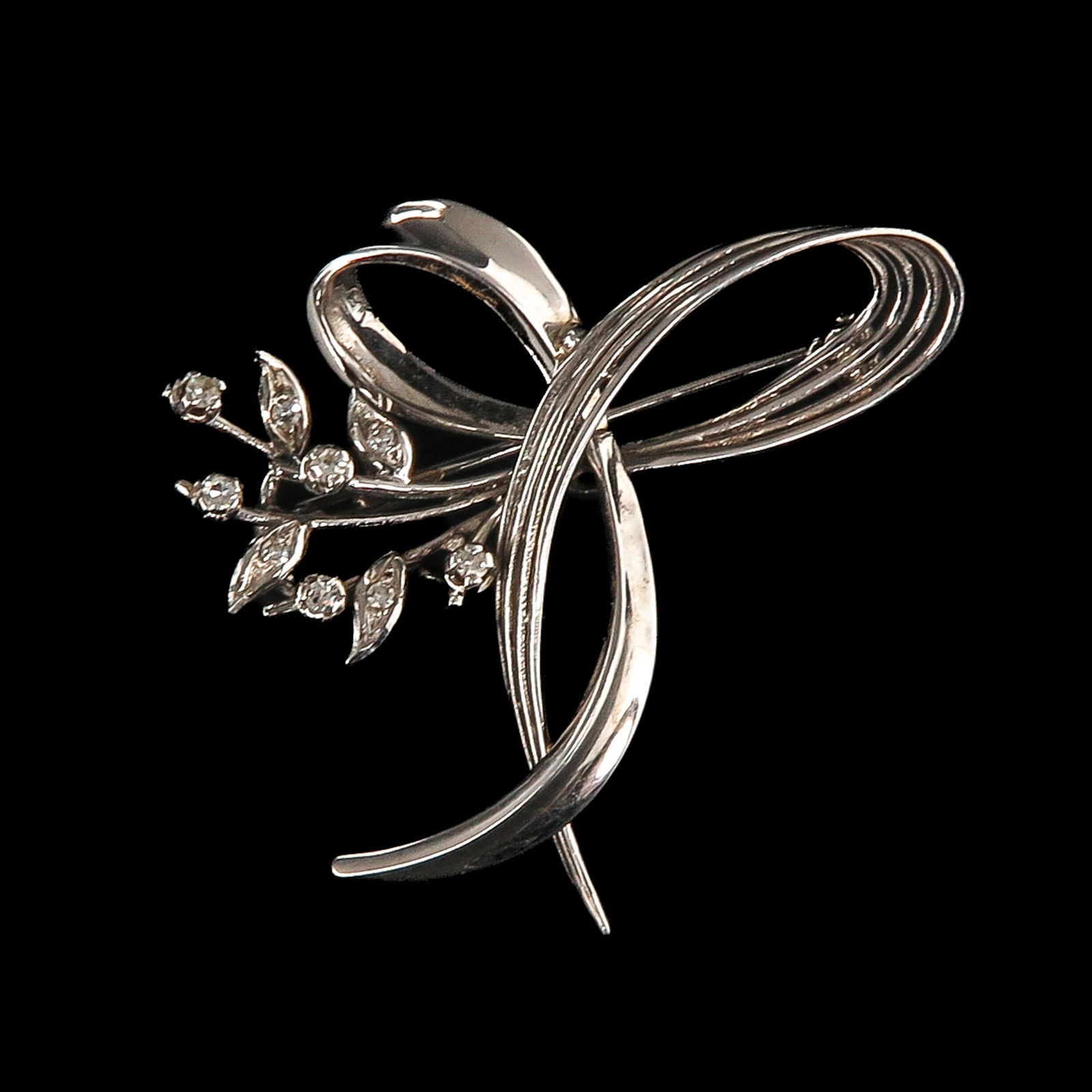 A 14KG Diamond Brooch: 14-karat gold, set with diamonds, length 45 mm.