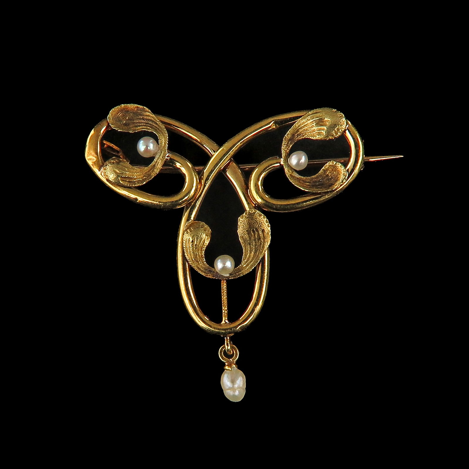 An 18KG Art Nouveau Brooch: Art Nouveau, 18 carat gold, set with seed pearls, 28 x 25 mm.