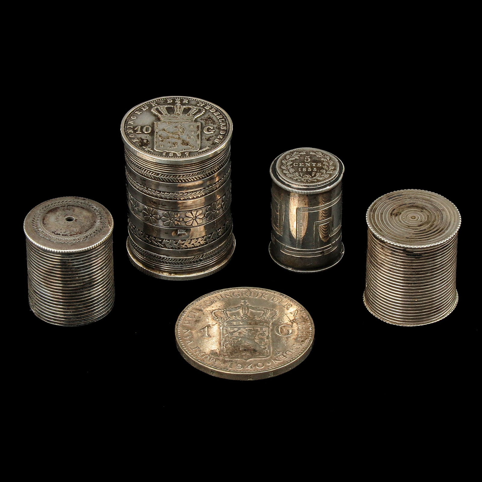 A Diverse Collection of Items: Including a guilder coin, 1940, Wilhelmina with helmet, and a silver coin box containing 10 guilders, 1897, maker's mark 6SY, height 31 mm.