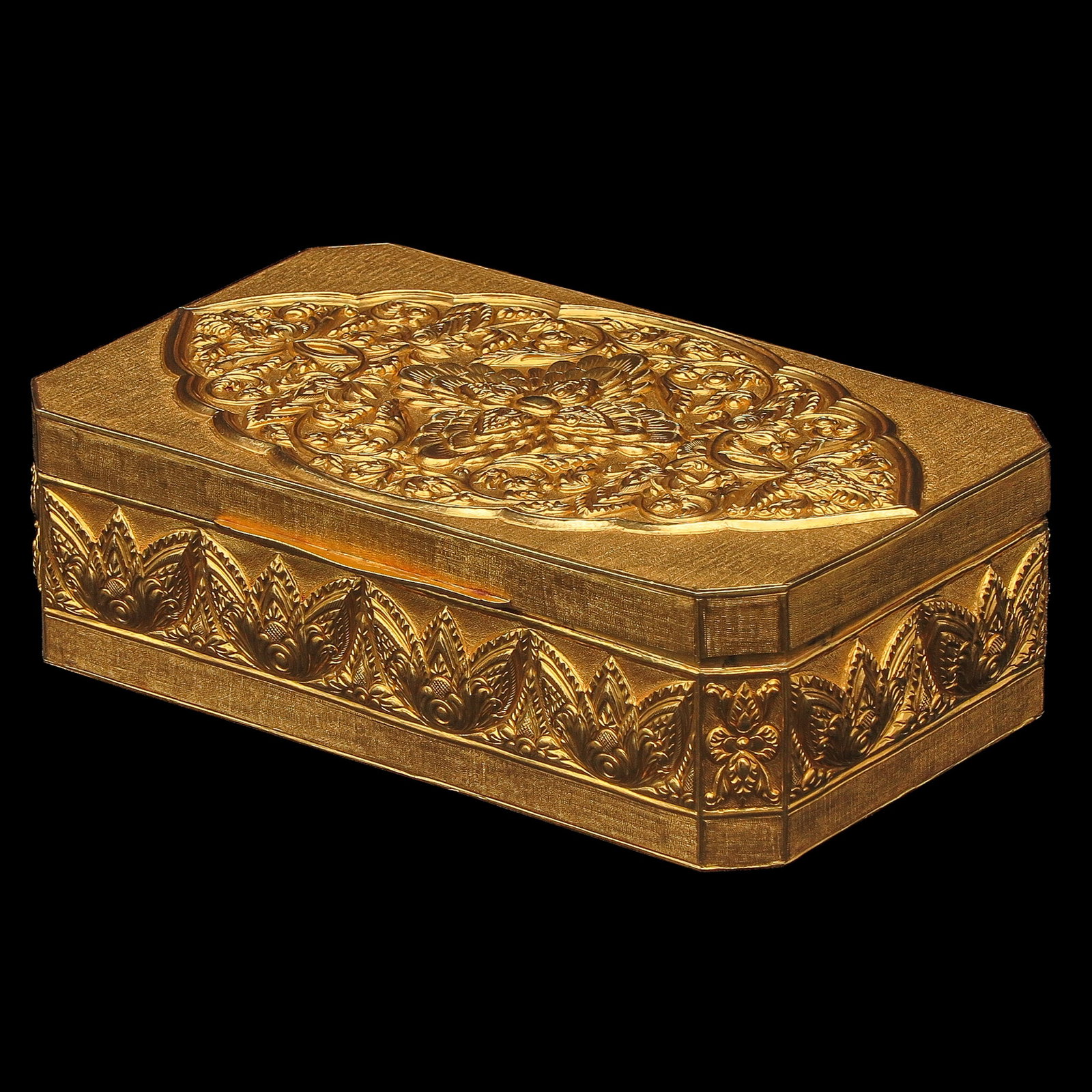A Fine 18KG Tobacco Box or Sirih Box: 18 Krt. gold, richly hammered, chased and in repoussé with floral and lotus tendrils, origin Indonesia, ca. 1900-1910, 12 x 4 x 7.5 cm