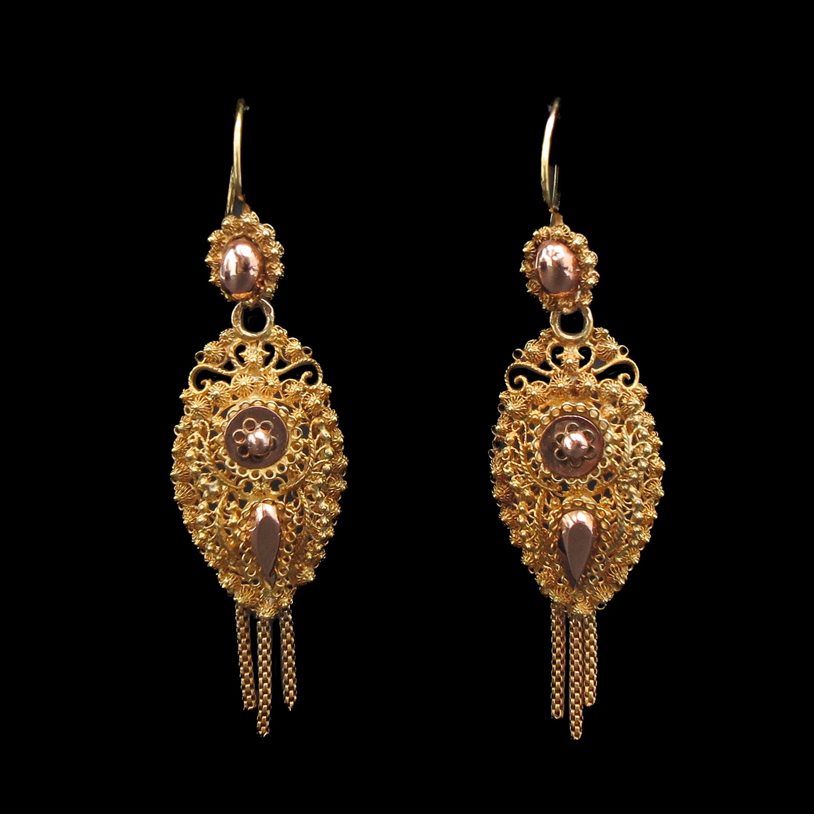 A Pair of 18KG Earrings: 18 Krt. earrings with filigree work length 44 mm