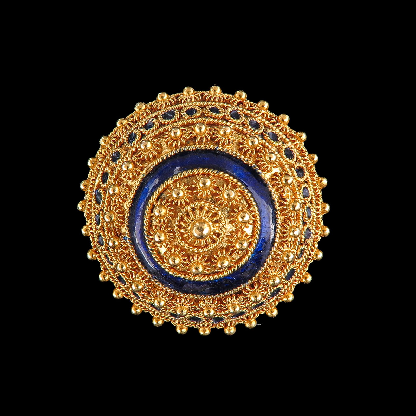 A 14KG Brooch: 14 Krt. gold, with blue enamel, diameter 23 mm