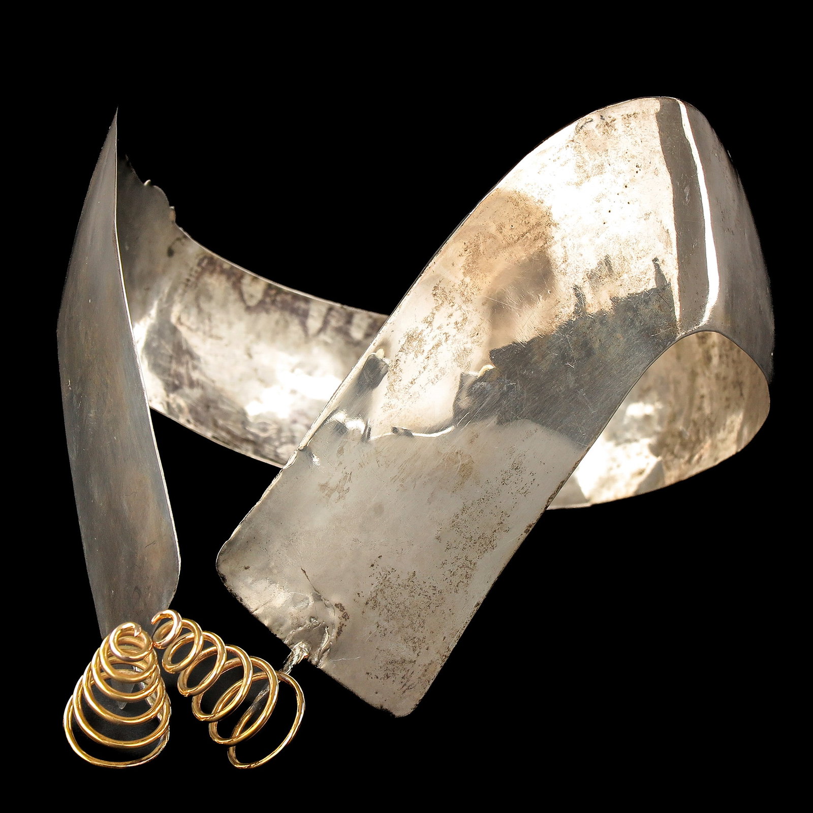 A Dutch Oorijzer: silver, with 14 Krt. gold curls, Kampereiland
