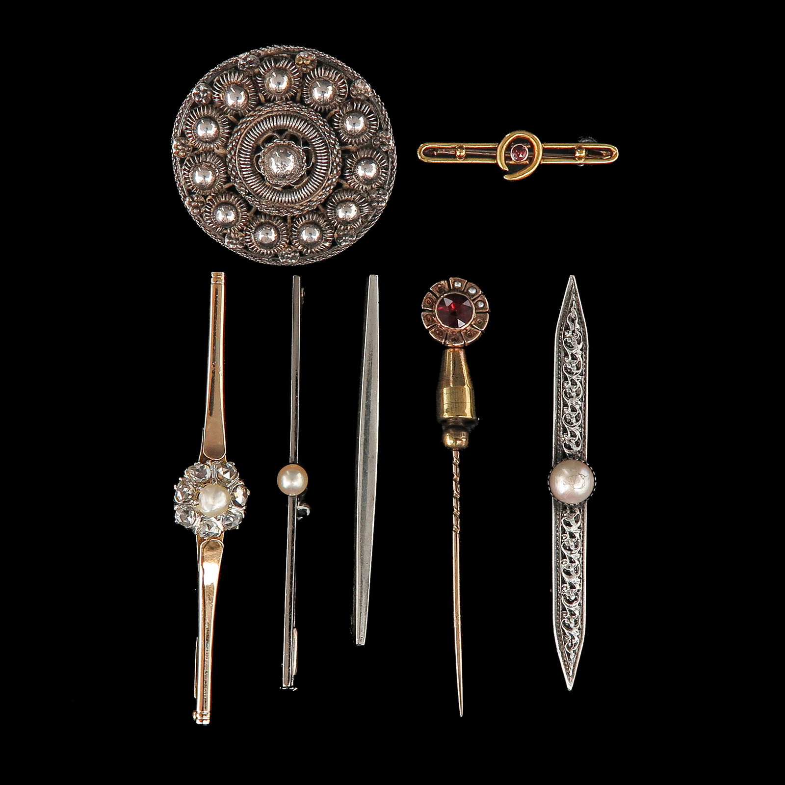 A Group of Jewelry: consisting of 6 brooches and a tie pin, incl. 14 Krt. gold and diamonds