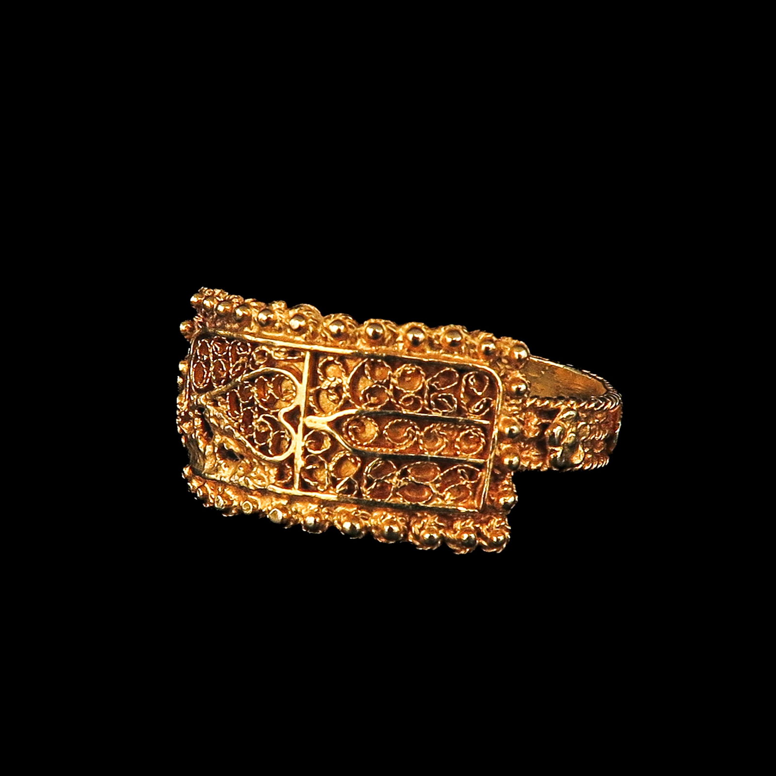 An 18KG Ring: 18 Krt. gold, 15th - 18th century, ring size 18