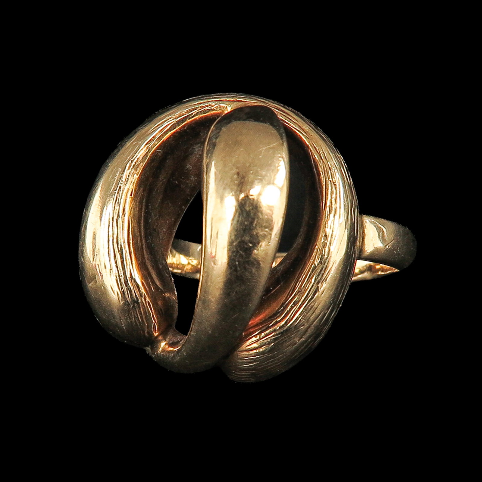 A Ladies 14KG Ring: 14 Krt. gold, ring size 15.5