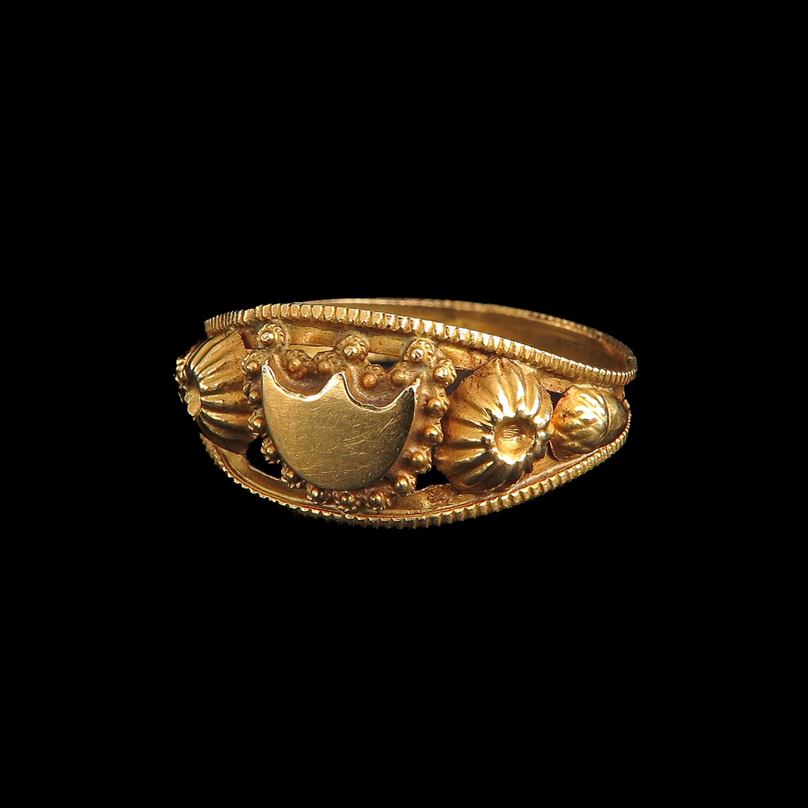 A Ladies 18KG Ring: 18 Krt. gold, with filigree work, ring size 19