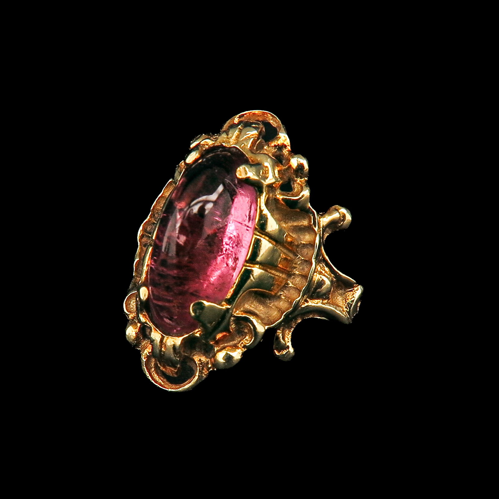A Ladies 14KG Ring: 14 Krt. gold, set with purple stone, ring size 15.5