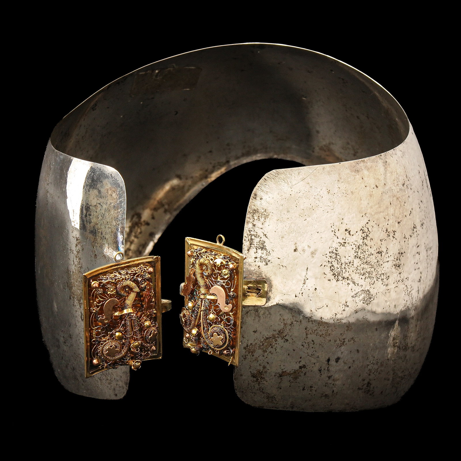 A Dutch Oorijzer: silver, with 14 Krt. gold books, Noordwijk