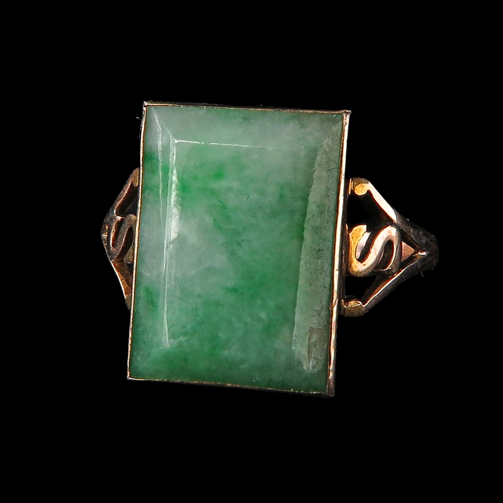A 14KG Jade Ring: 14 carat gold, set with rectangular cut jade, ring size 18.5