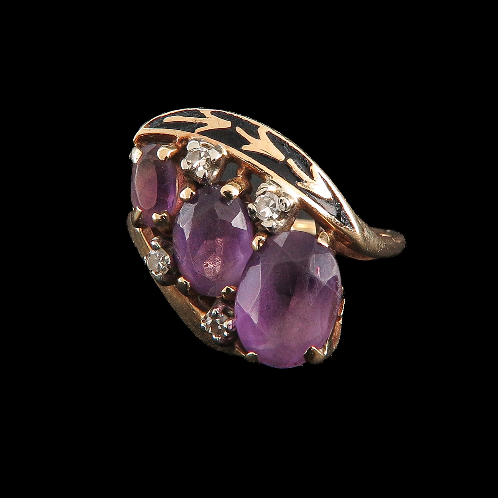 A Ladies 10KG Amethyst and Diamond Ring: 10 Krt. gold, set with 3 amethysts and 4 diamonds, ring size 16