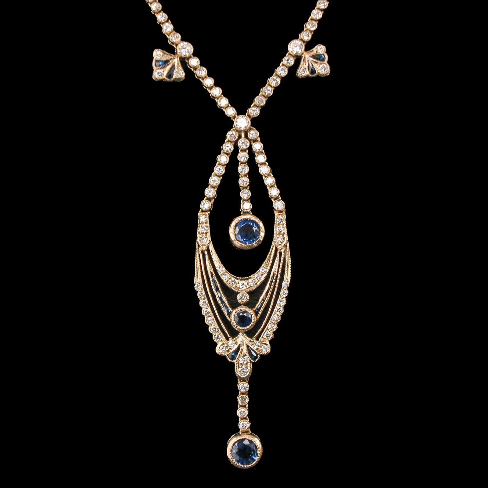 A 14KG Diamond and Sapphire Necklace: 14 Krt. gold, centrally set with sapphires and diamonds, the necklace further set with diamonds, total weight of diamonds approx. 2.4 ct., total weight of sapphires approx. 3.4 ct., length 40 cm