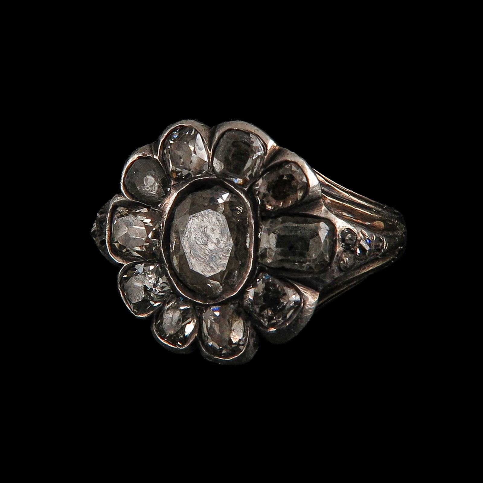 A Ladies 18KG Ring: 18 Krt. gold with silver setting, set with rose-cut diamonds in a floral setting, ring size 17.5