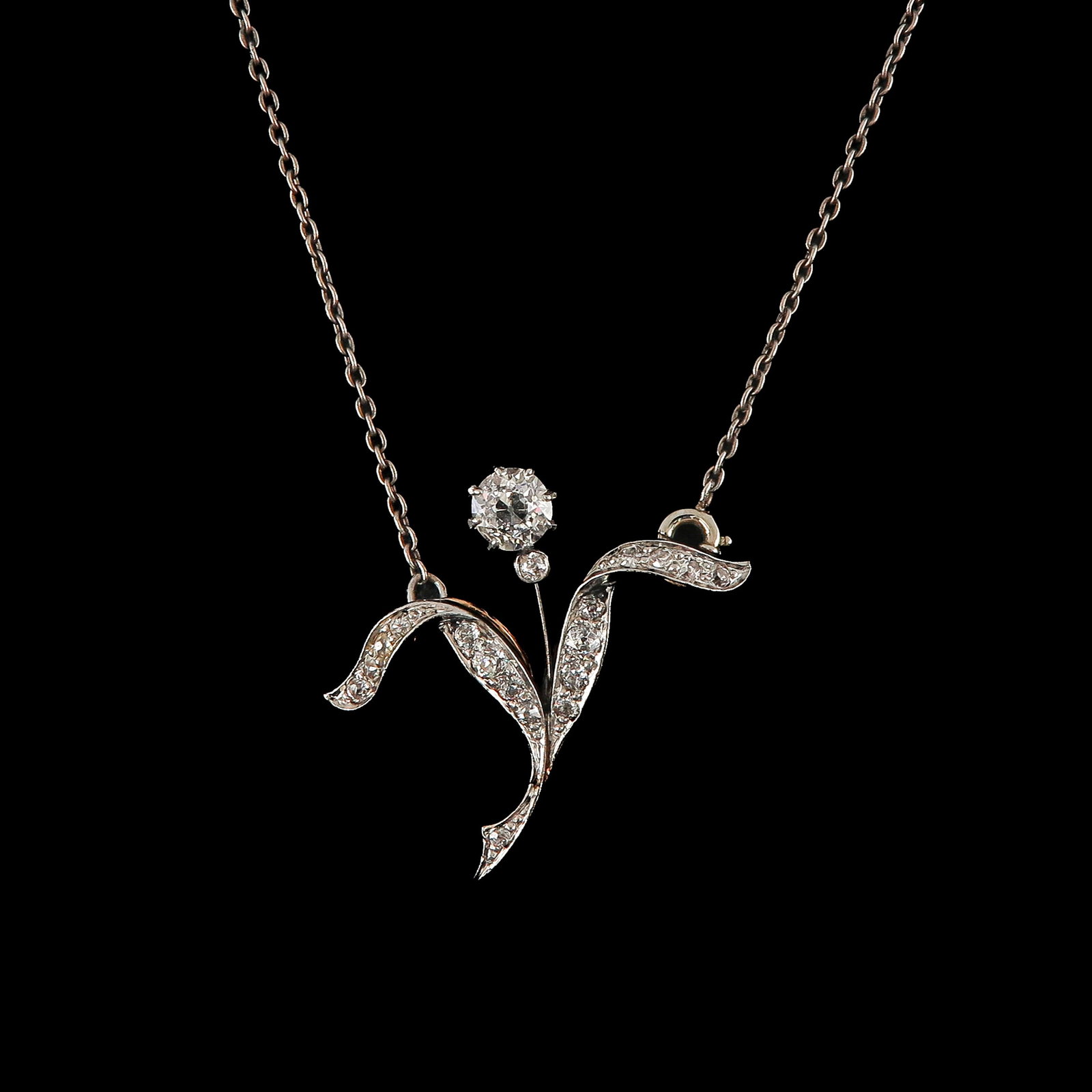 A Necklace with Diamond Pendant: with pendant, 14 Krt. gold with silver setting, in floral shape, set with diamonds, dimensions 32 x 30 mm, largest diamond approx. 5 mm