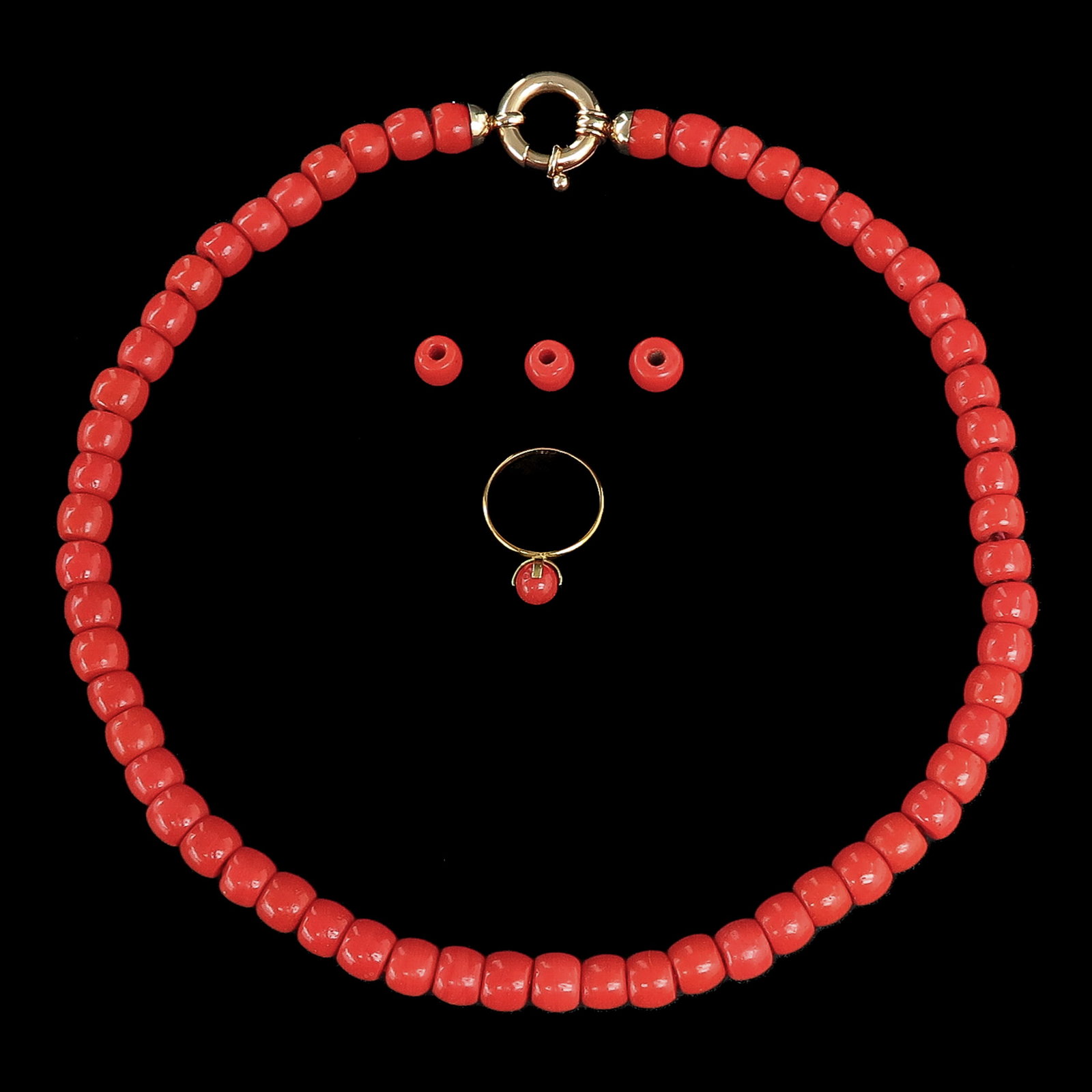 A Group of Jewelry: consisting of a necklace and ring, bead diameter 9 mm, with 14 Krt. gold clasp, necklace weight including 3 loose beads 48 grams, ring size 18