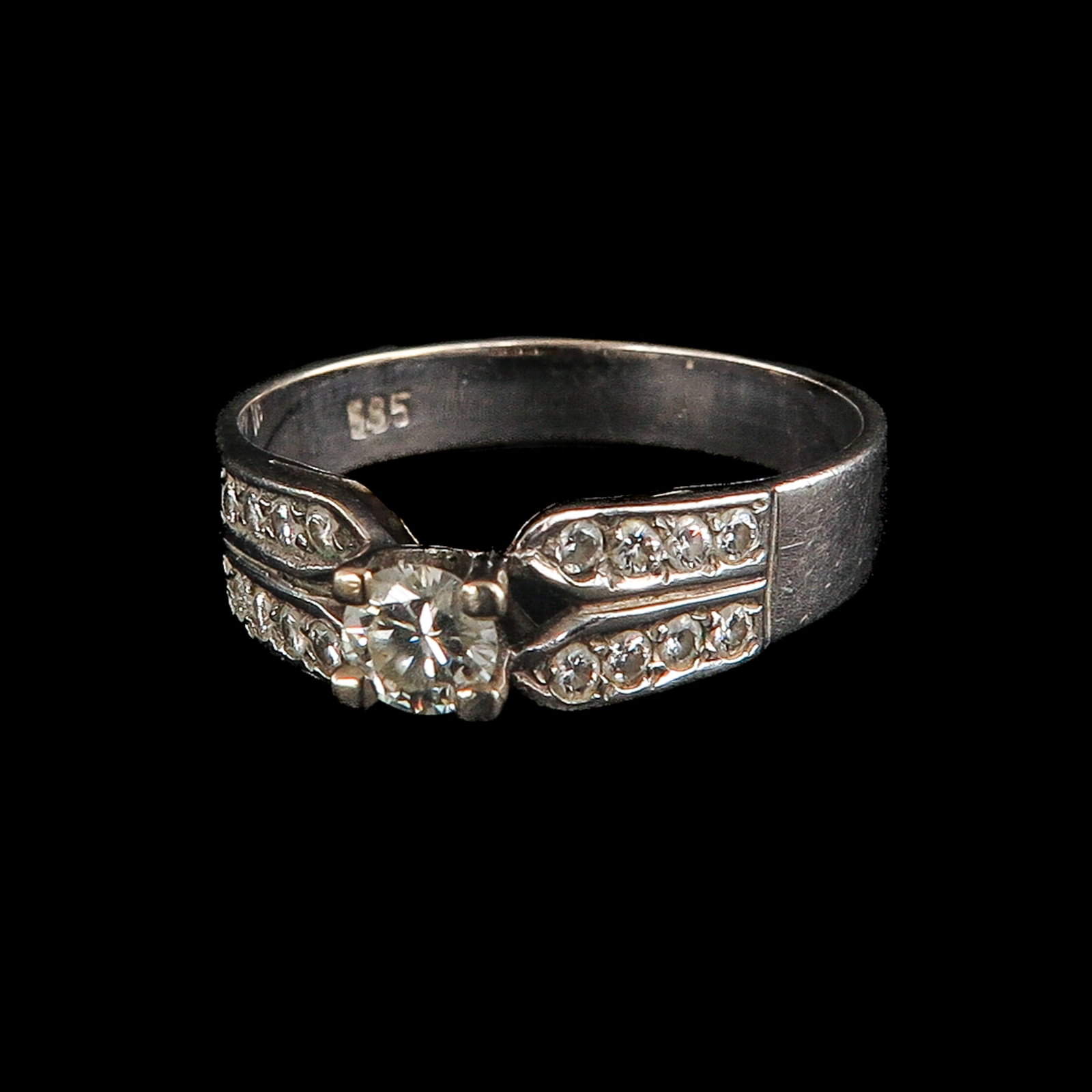 A Ladies Diamond Ring: 14 Krt. gold, set with a central diamond (approx. 4 mm), ring size 17
