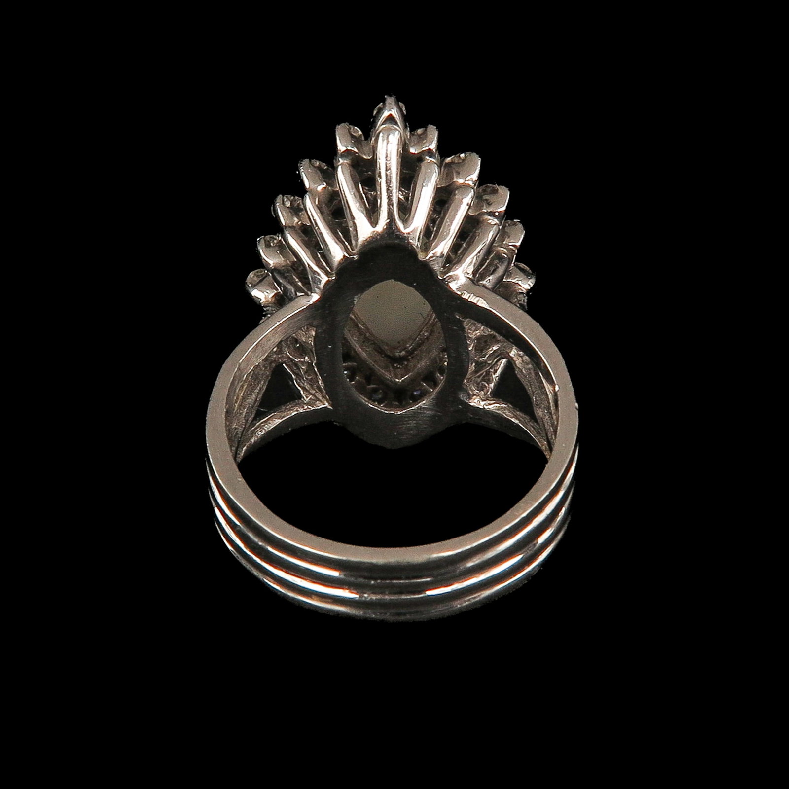 A Ladies Opal Ring - 3