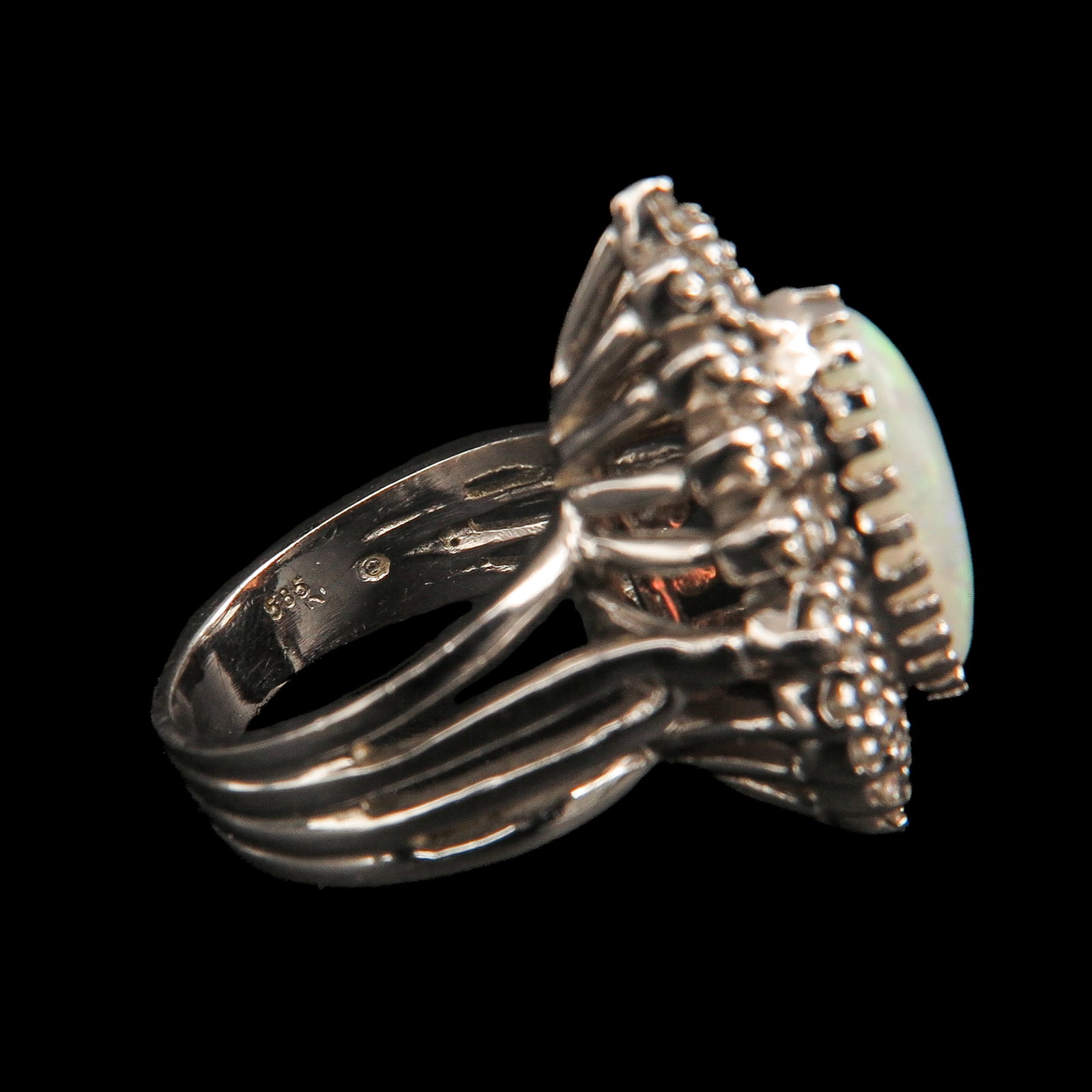 A Ladies Opal Ring - 4