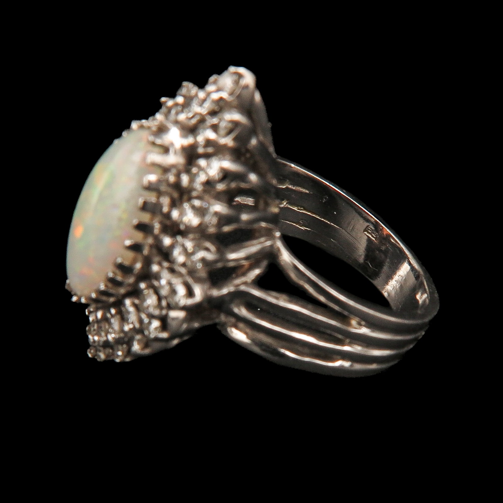 A Ladies Opal Ring - 5