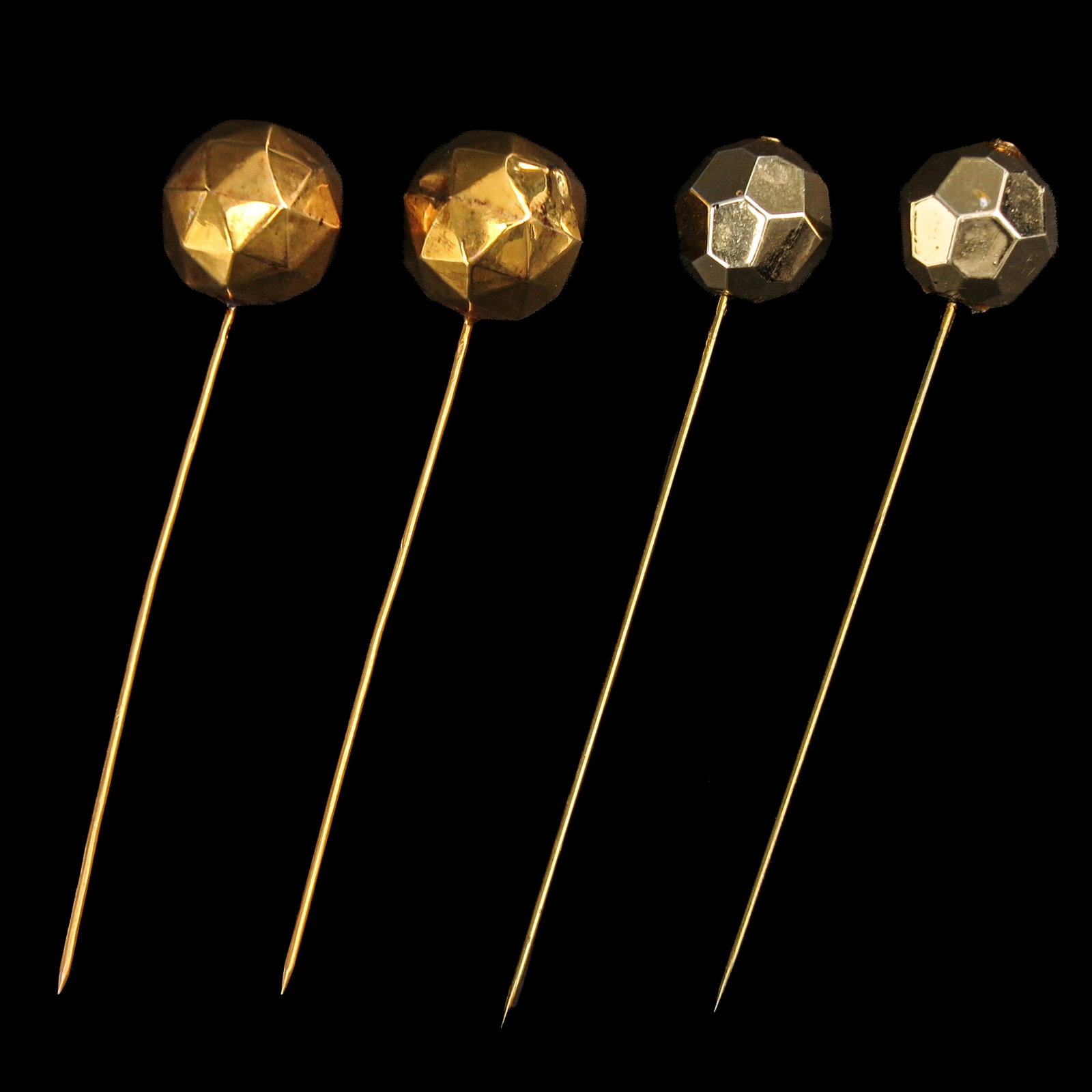 A Lot of 2 Pair of Pins: consisting of 2 pairs of pins, length 8 cm, incl. 14 Krt. gold