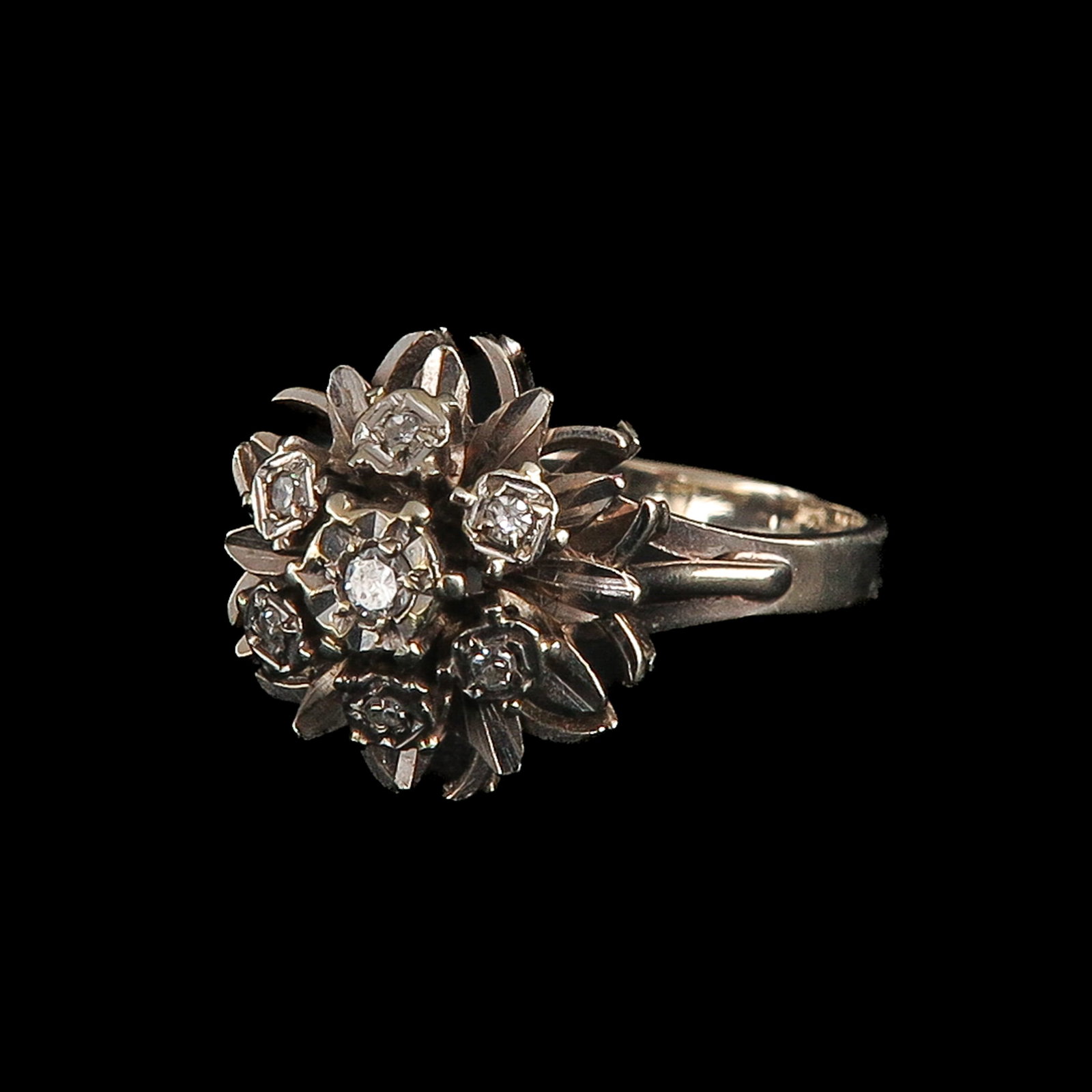 A Diamond Cocktail Ring: 18 Krt. gold, set with 7 diamonds, ring size 17