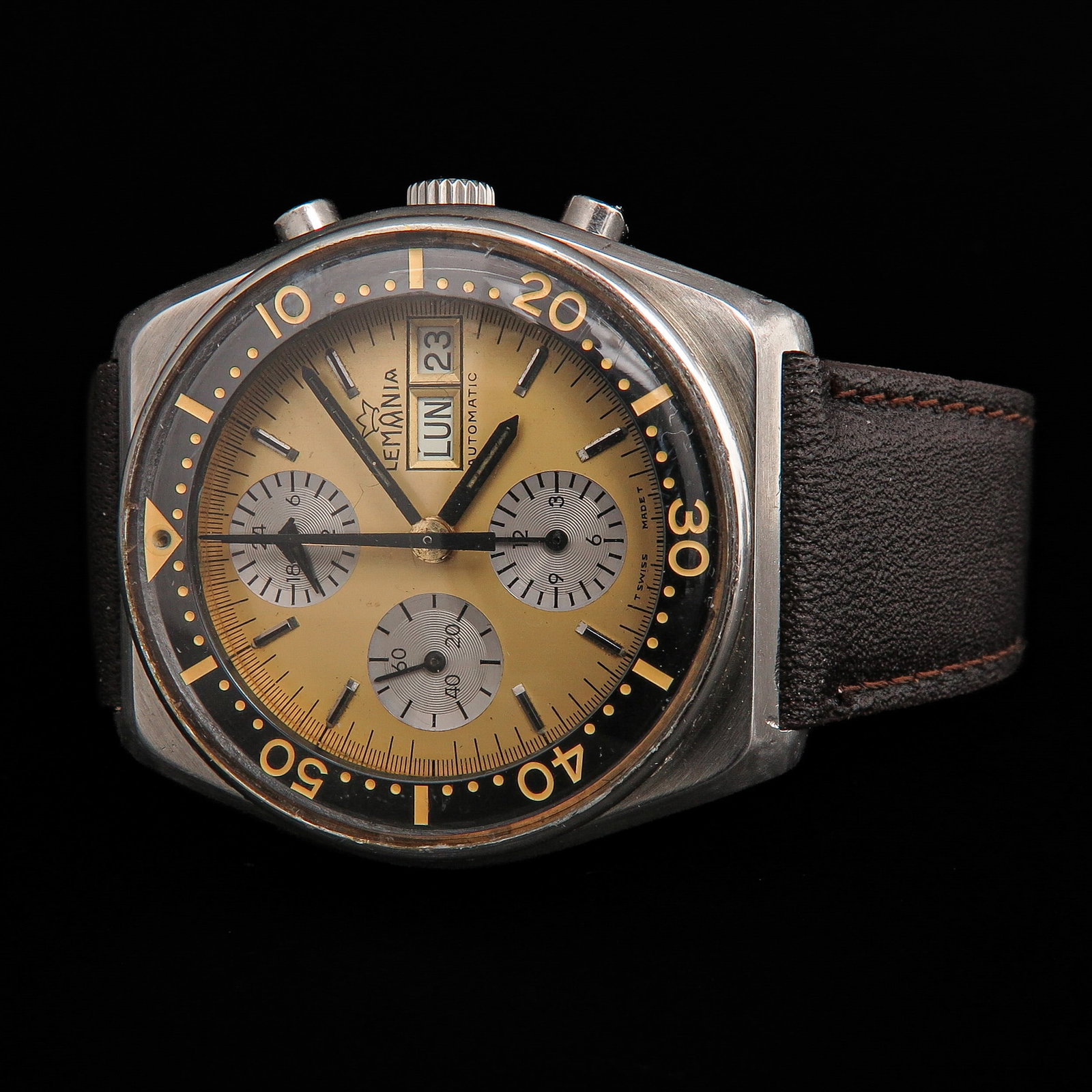 A Mens Lemania Watch: Lemania, automatic, chronograph, steel, with brown leather strap, case diameter 40 mm
