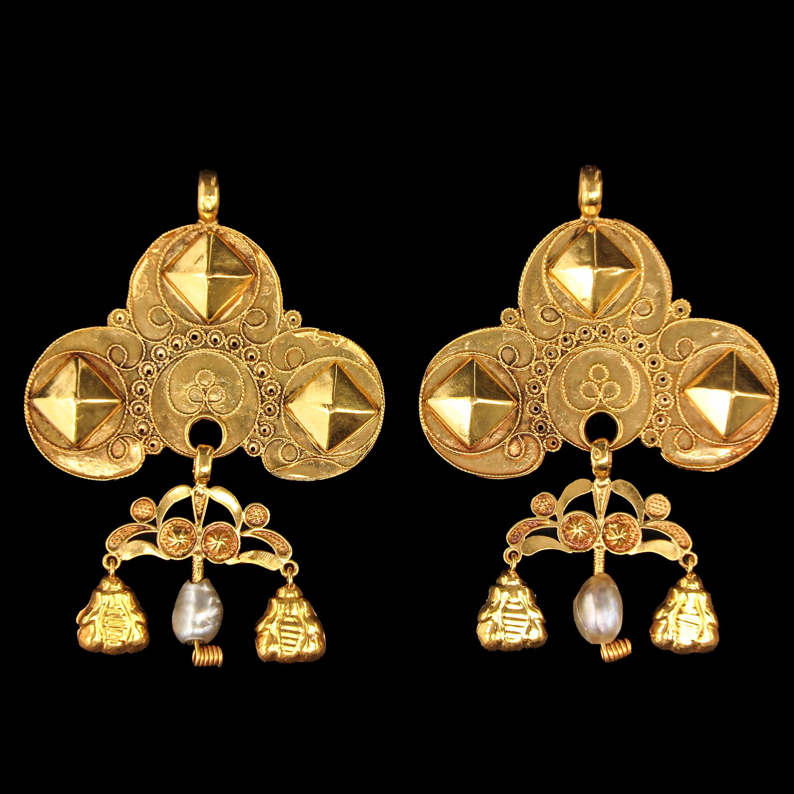 A Pair of 14KG Dutch Bells: 14 Krt. gold, with pearl pendants, Domburg, length 6 cm