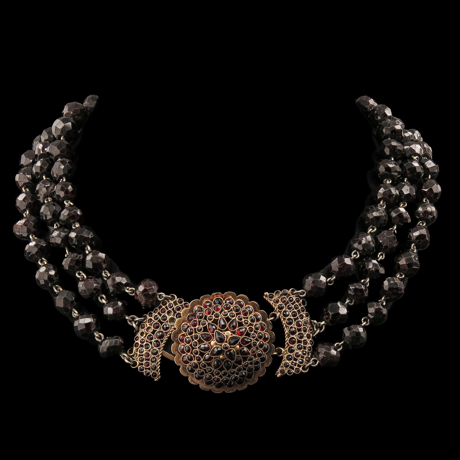 A Garnet Necklace: with 3 rows of faceted garnet, with 14K gold clasp set with garnet, length 37 cm