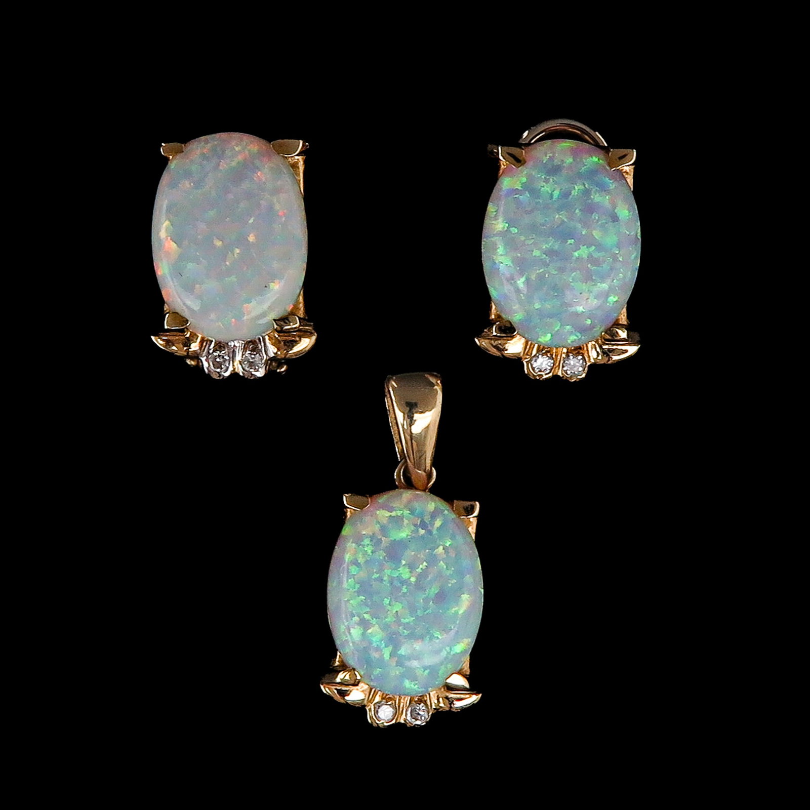 A Pair of 14KG Earrings (1 of 3)