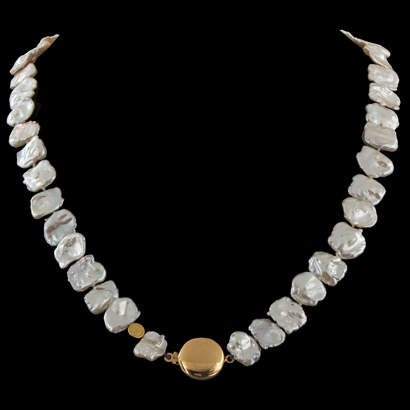 A Pearl Necklace: of baroque pearls, Schoeffel, with 18 Krt. gold clasp, length 45 cm