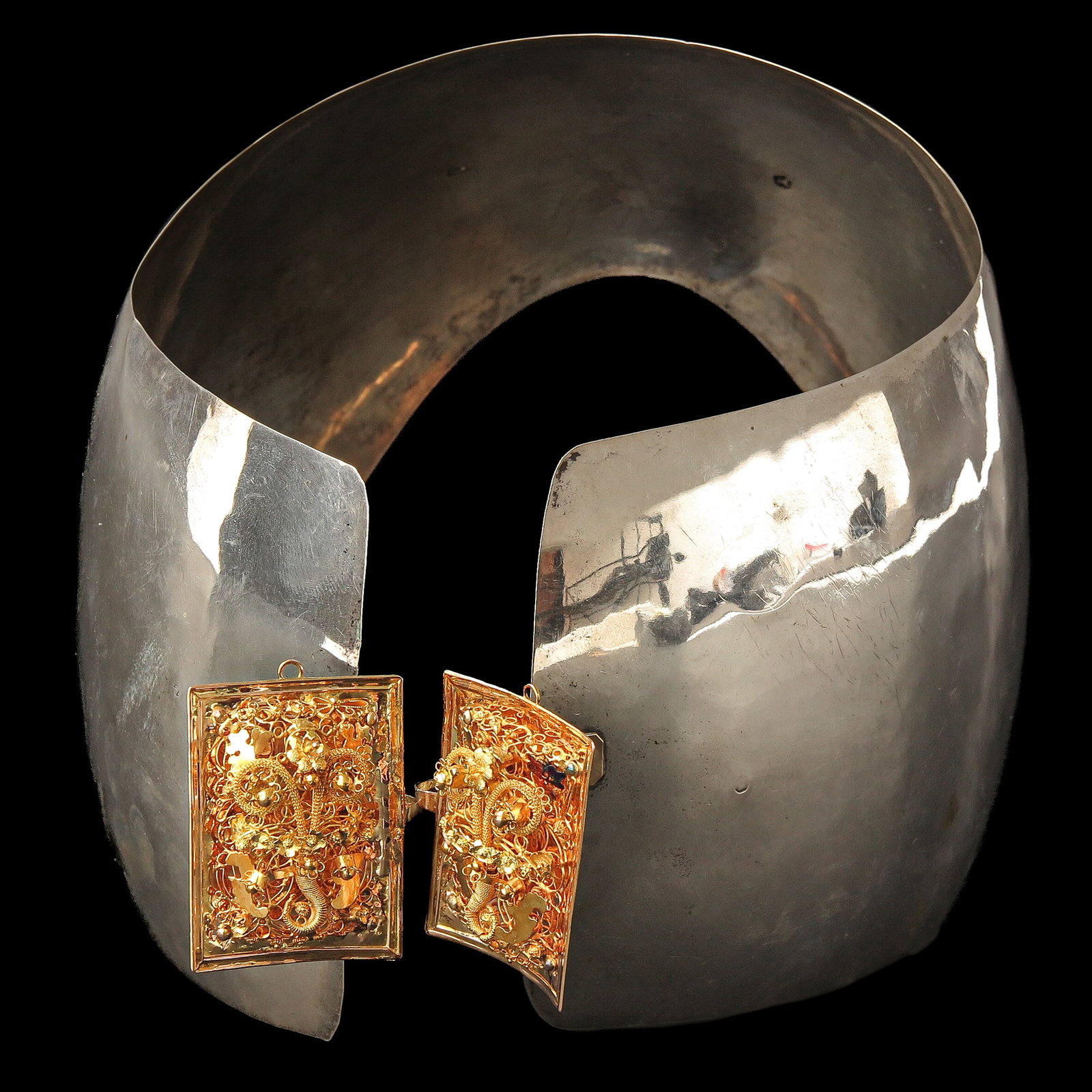 A Dutch Oorijzer: silver, with 14 Krt. gold books, Katwijk