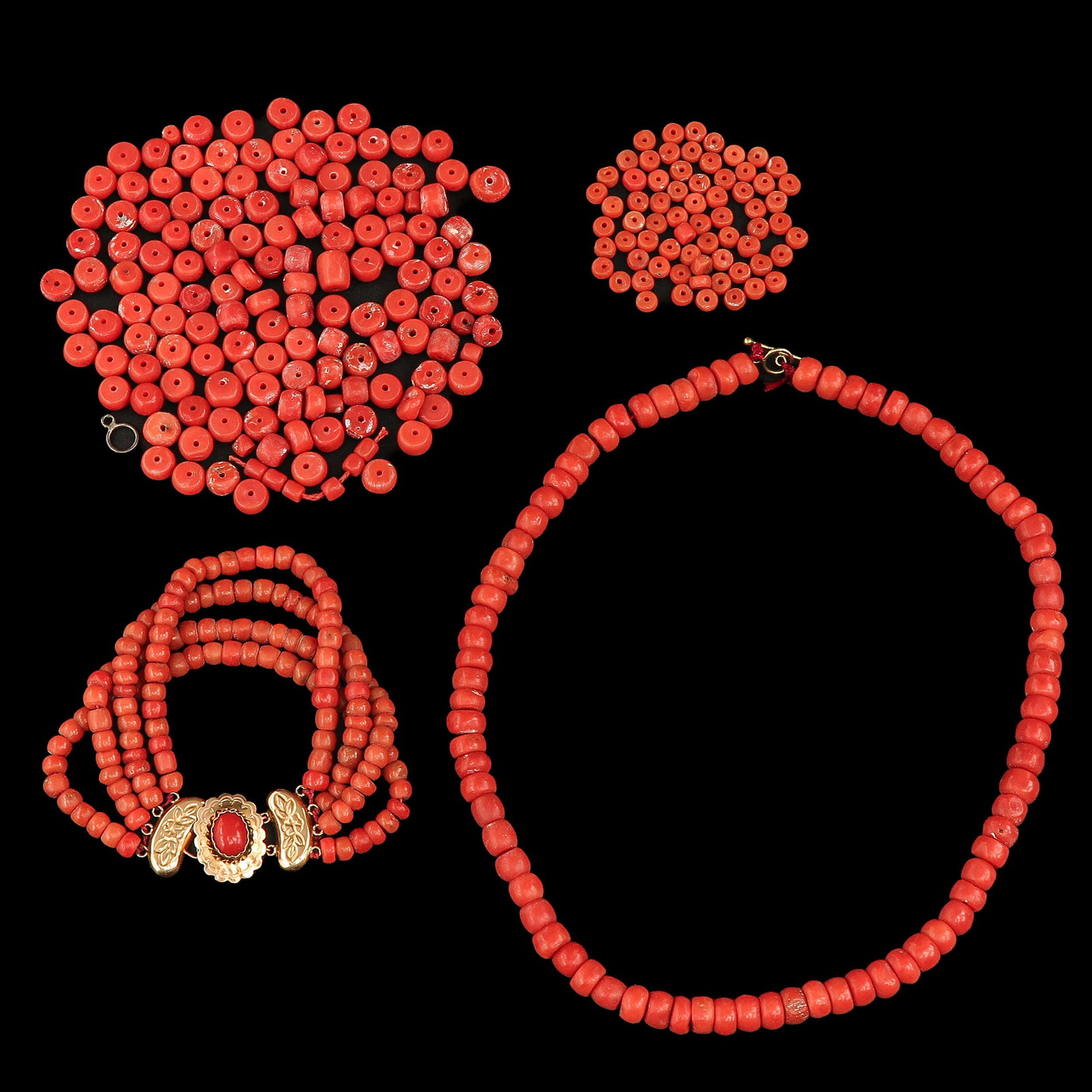 A Lot of Red Coral Jewelry: consisting of a blood coral necklace, bracelet and loose beads, incl. 14 Krt. gold clasp, largest beads 8 mm, total weight 125 grams
