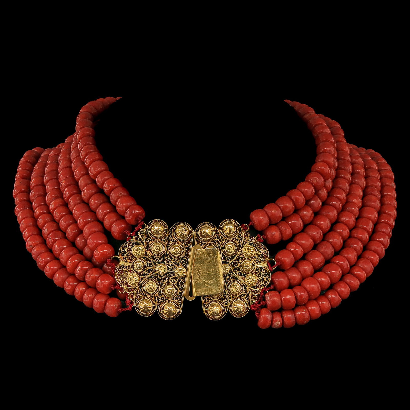 A Red Coral Necklace: 6 rows of blood coral, deep red in color, with 14 Krt. gold clasp, bead diameter 9 - 10 mm, length 34 cm, weight 251 grams