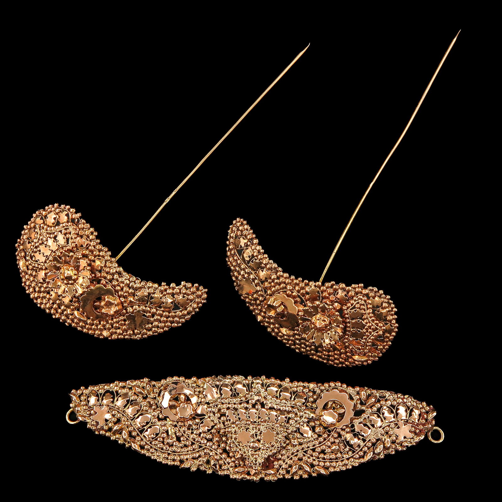 A Group of Traditional Dutch Jewelry: consisting of 14 Krt. gold hat pins and forehead plate, Drenthe, pin length 9 cm, forehead plate 9 cm