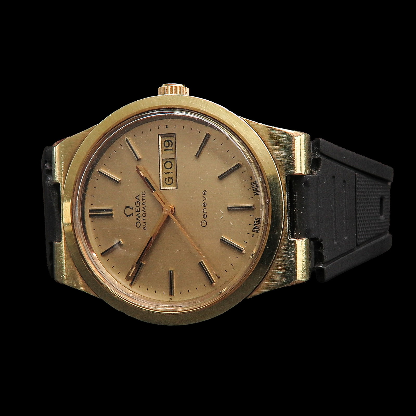 A Mens Omega Watch: Omega, automatic, gilded, with black rubber strap, case diameter 36 mm
