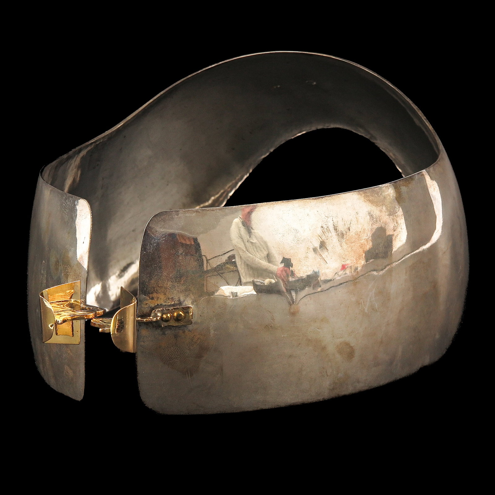 A Dutch Oorijzer: fisherman's traditional costume, silver with 18 Krt. gold books (token), Oude Scheveningen