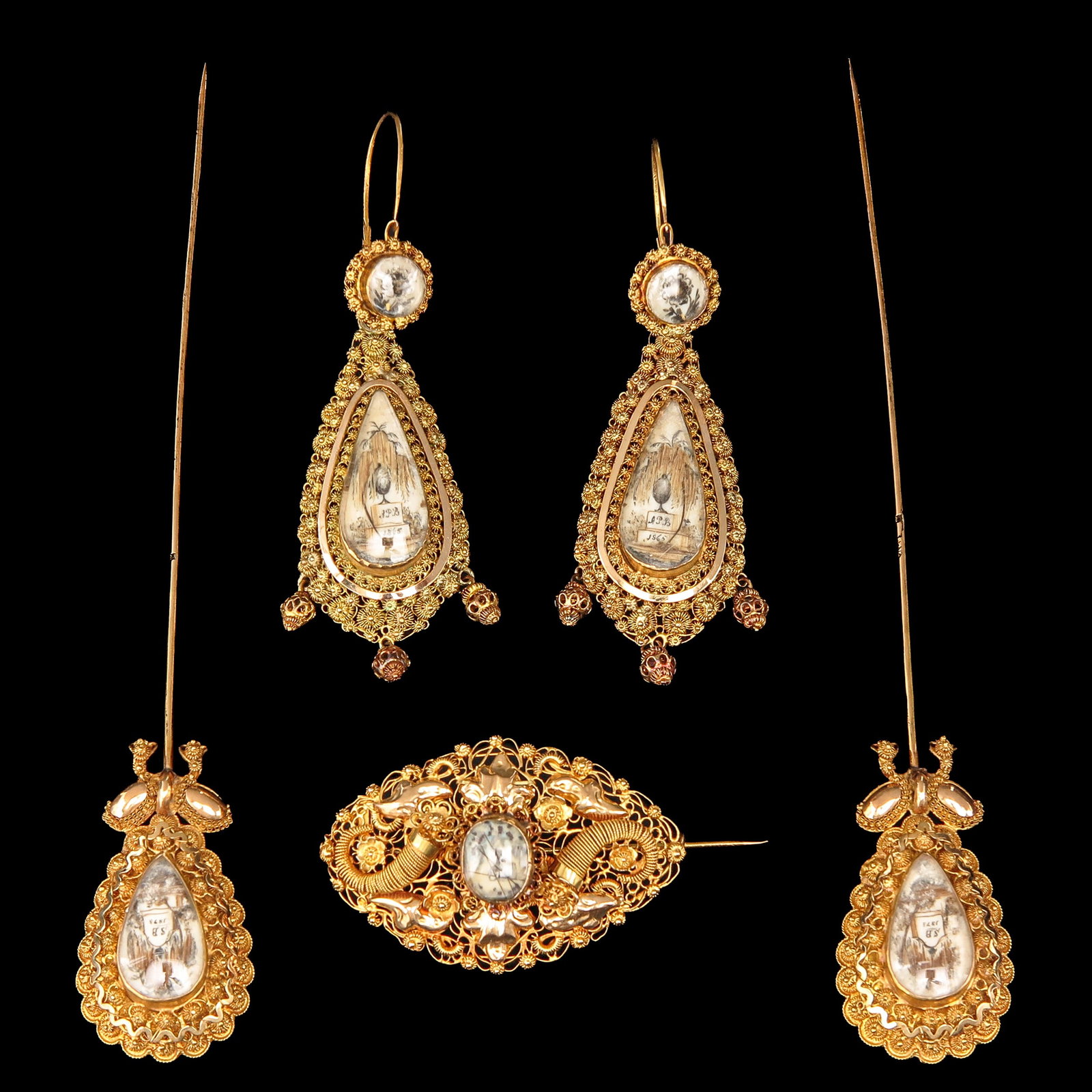 A Group of Mourning Jewelry: 18 Krt. gold mourning jewelry, consisting of 2 pins, earrings and a brooch, richly decorated with filigree, pin length 12.5 cm