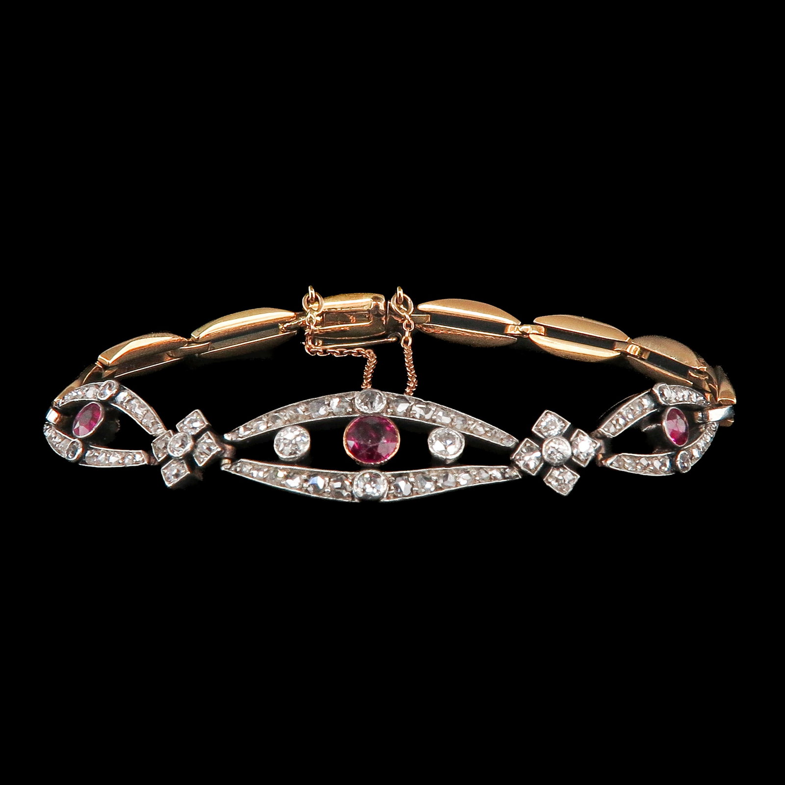 A Diamond and Ruby Bracelet: 14 Krt. gold with silver setting, set with diamonds and rubies, length 17 cm