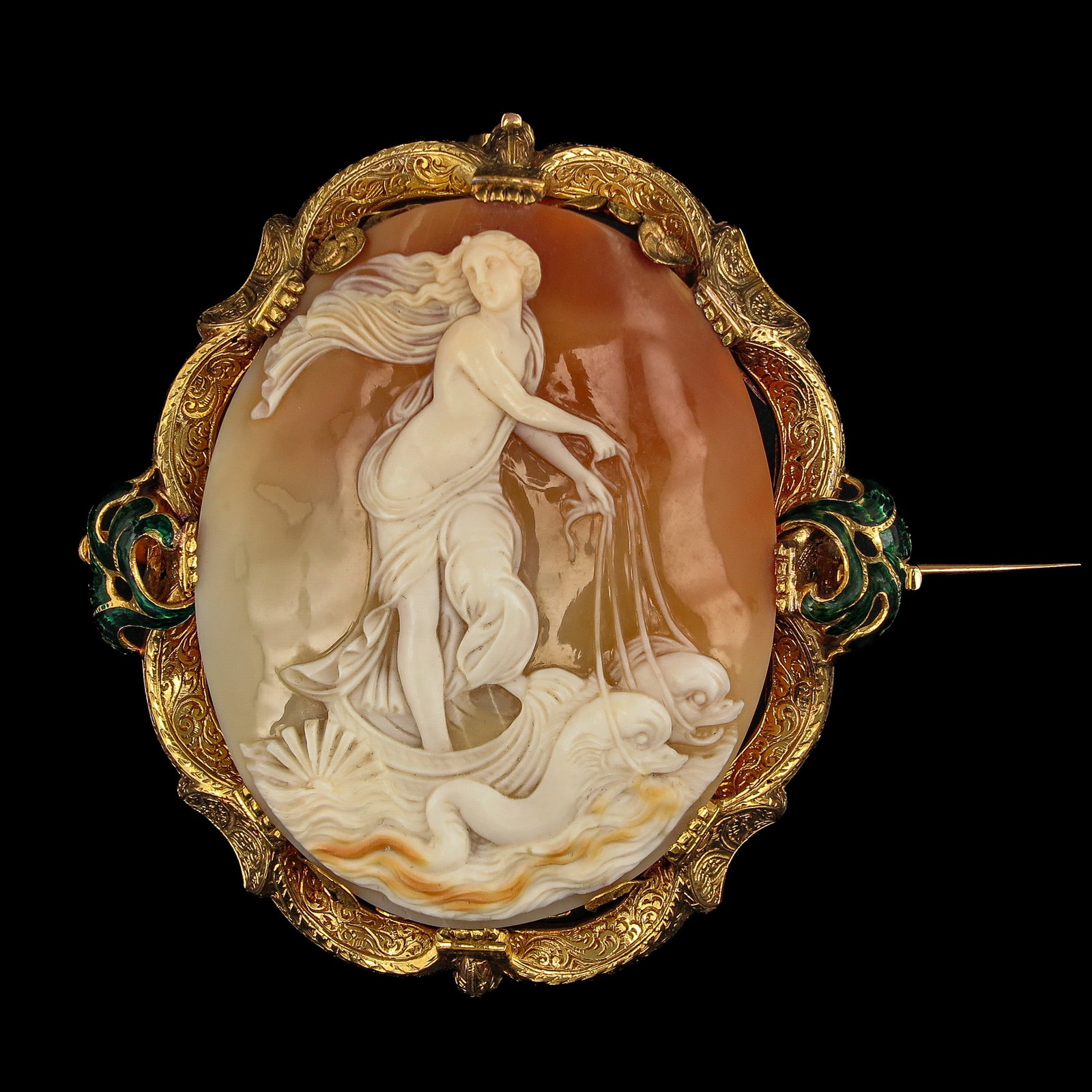 A Beautiful 18KG Cameo Brooch: 18 Krt. gold, large oval cameo, depicting the Greek nymph Galatea, pulled by 2 dolphins, in an ornate bezel with green enamel decoration on the sides, can also be worn as a pendant, 70 x 75 mm