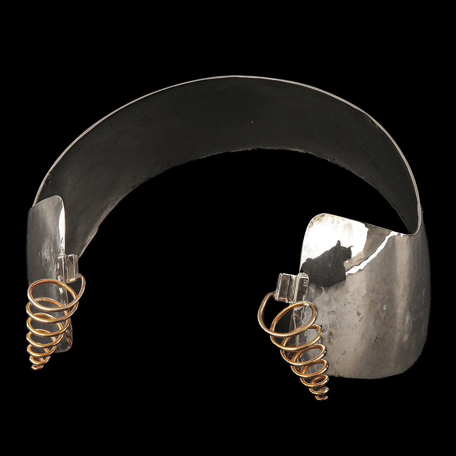 A Dutch Oorijzer: silver, with 18 Krt. gold curls, Staphorst