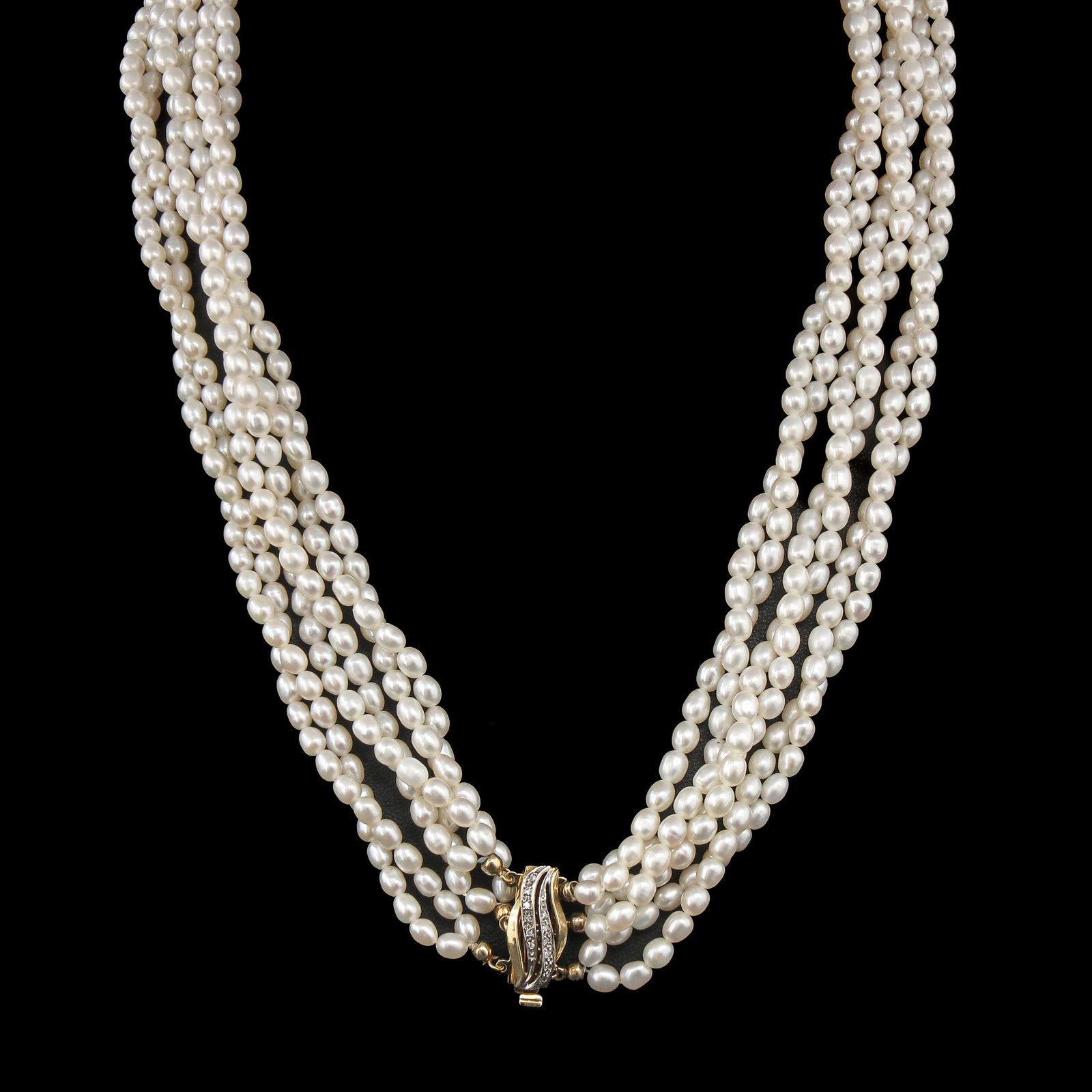 A Pearl Necklace: with 3 rows of freshwater pearls with gold clasp set with diamonds, length 50 cm