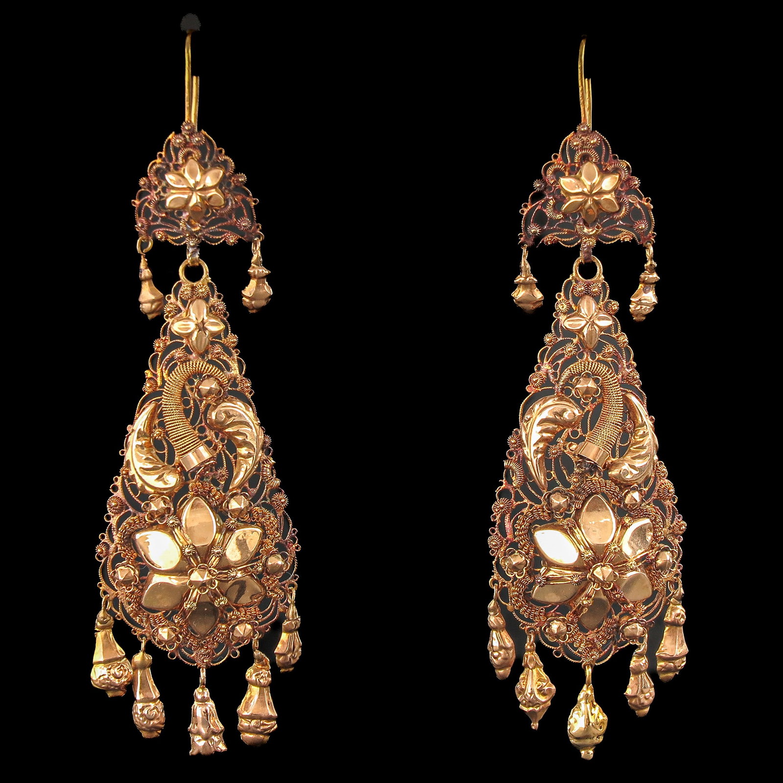 A Pair of 14KG Earrings: 14 Krt. gold, with filigree work, length 9 cm