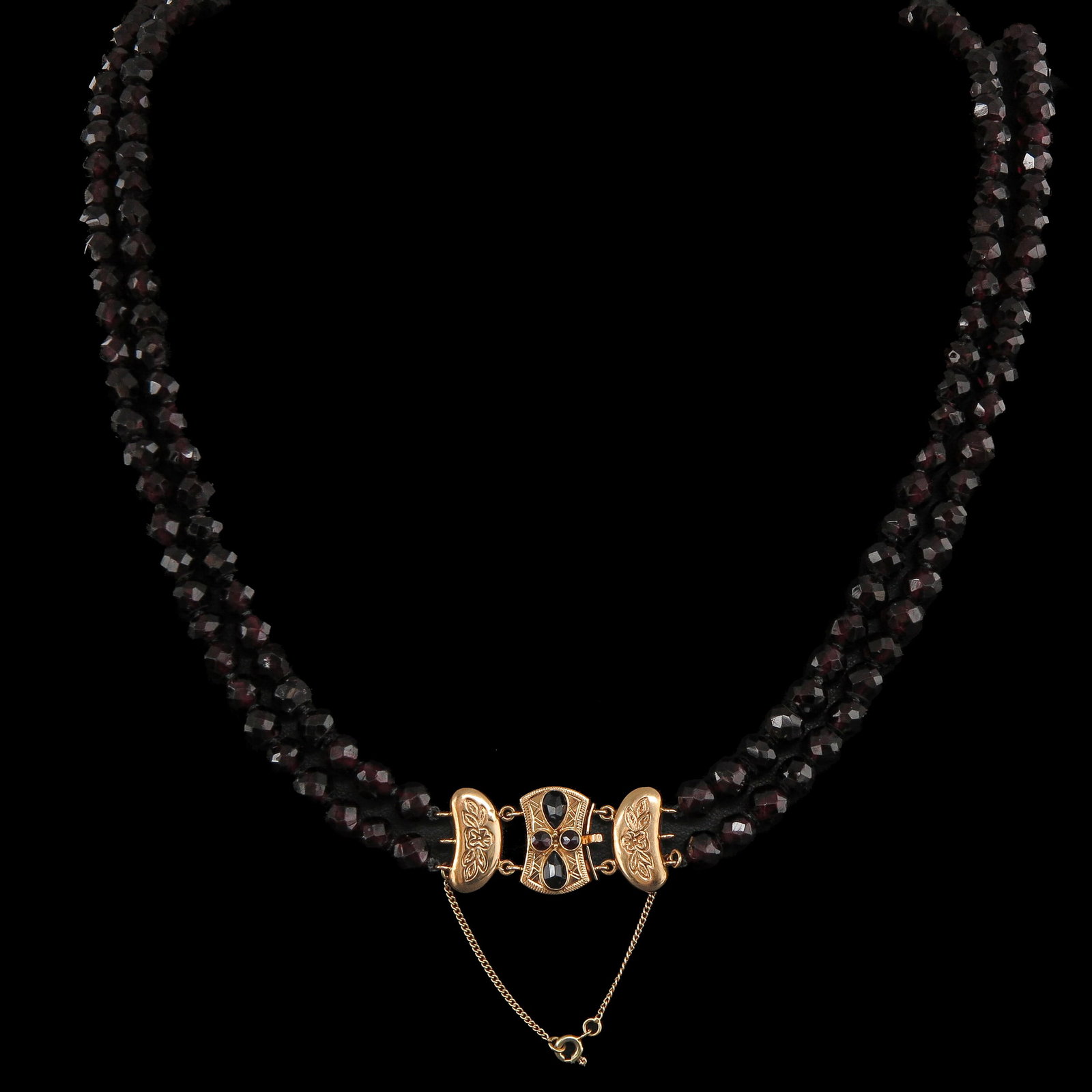 A Garnet Necklace: with 2 rows of garnets, with 14 Krt. gold clasp, length 40 cm