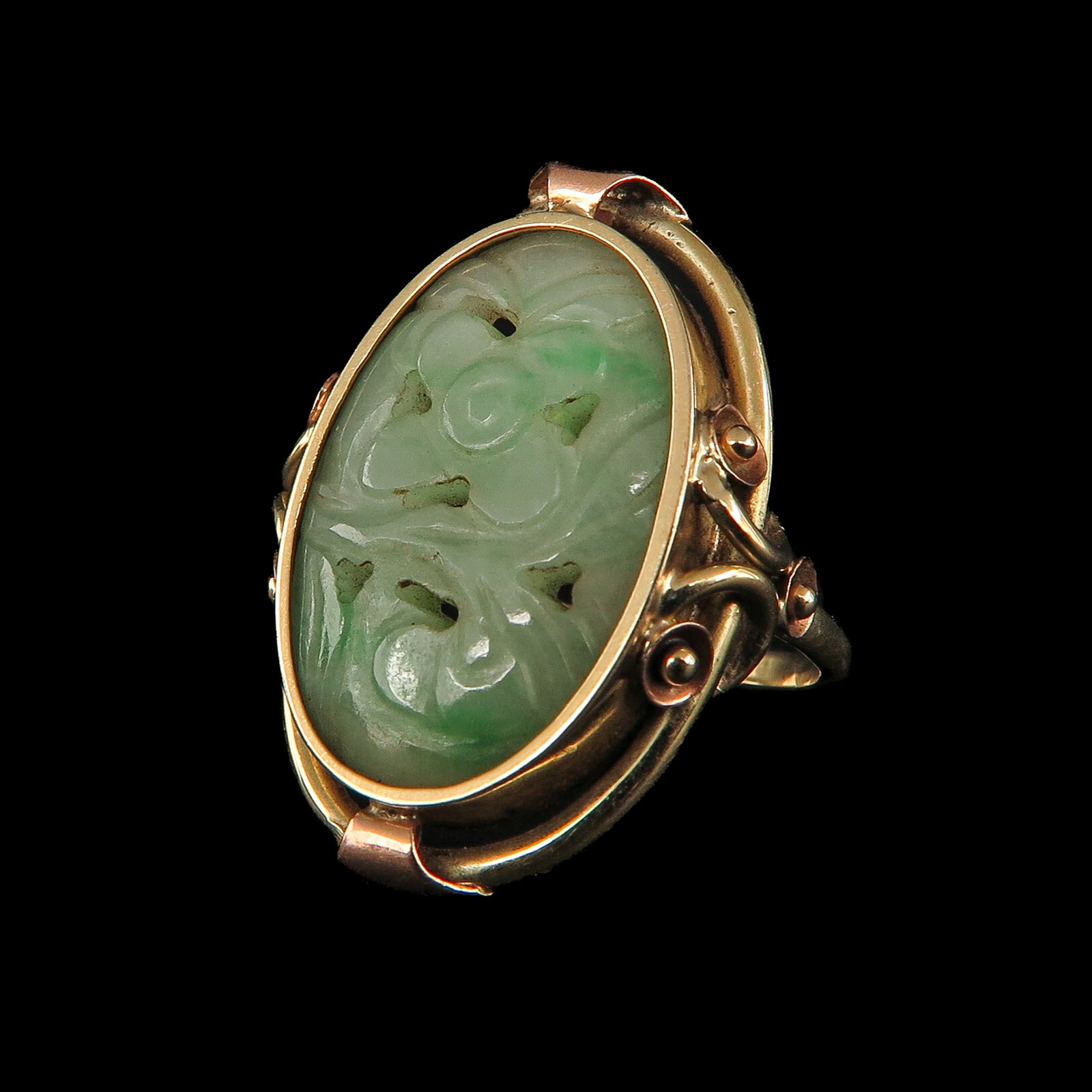 A Ladies 14KG Jade Ring: 14 Krt. gold, set with carved jade, ring size 16.5