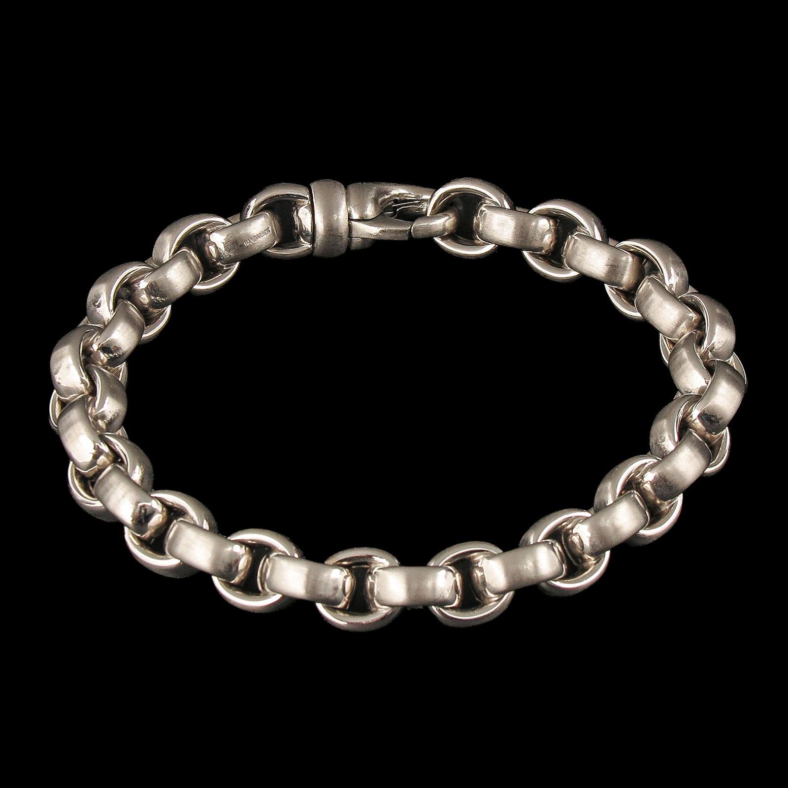 An 18KG Bracelet: 18 Krt. gold, consisting of matte jasseron links, length 18 cm